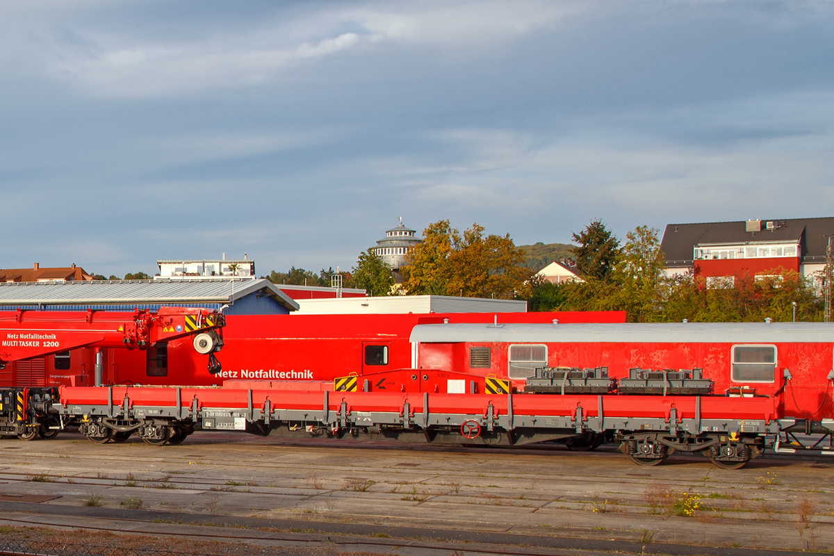 
Vierachsiger Kranauslegerschutzwagen KRC 1200  D-DB 99 80 9370 069-3 (785 001) der DB Netz AG zum Eisenbahnkran KRC 1200 - 732 001 (D-DB 99 80 9 471 001-4), angestellt (stationiert) in Fulda, hier am 05.10.2015. 

Der Wagen wurde 1983 von Waggonbau Graaff GmbH als ex 31 80 3939 715-3 Res 687 gebaut. 

Technische Daten:
Spurweite: 1.435 mm 
Länge über Puffer: 19.900 mm 
Drehzapfenabstand: 16.700 mm
Äußerer Achsabstand: 18.500 mm 
Achsabstand im Drehgestell: 1.800 mm 
Eigengewicht: 24.900 kg 
Max. Zuladung: 54.5 t