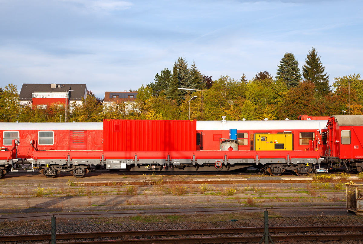 
Vierachsiger Materialwagen KRC 1200  D-DB 99 80 9370 070-1 (790 001) der DB Netz AG zum Eisenbahnkran KRC 1200 - 732 001 (D-DB 99 80 9 471 001-4), angestellt (stationiert) in Fulda, hier am 05.10.2015. 

Der Wagen wurde 1983 von Waggonbau Graaff GmbH als ex 31 80 393 9 720-3 Res 687 gebaut.

Technische Daten:
Spurweite: 1.435 mm 
Länge über Puffer: 19.900 mm 
Drehzapfenabstand: 16.700 mm
Äußerer Achsabstand: 18.500 mm 
Achsabstand im Drehgestell: 1.800 mm 
Eigengewicht: 26.900 kg 
Max. Zuladung: 52.5 t
