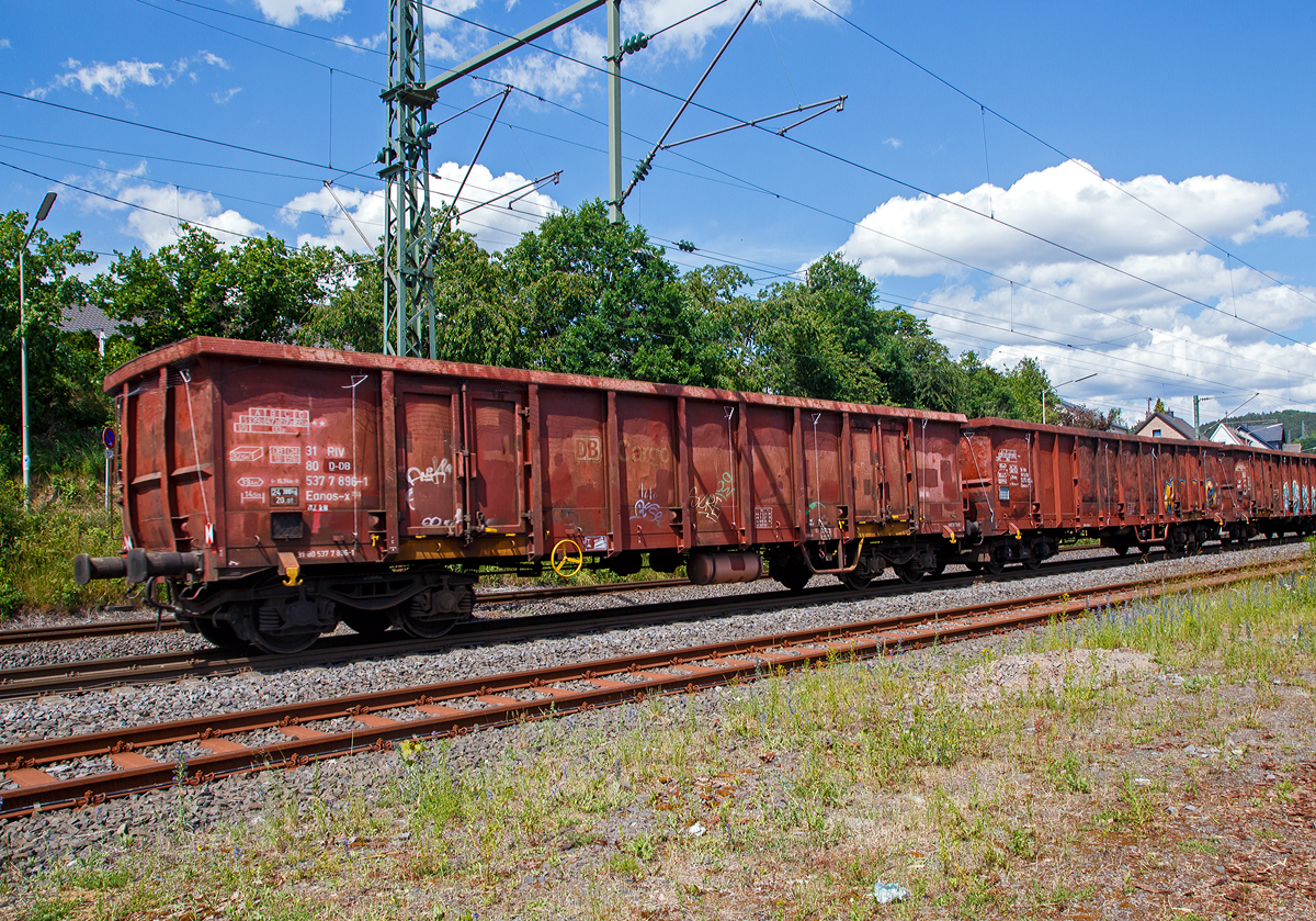 Vierachsiger offener Drehgestell-G�terwagen 31 80 5377 896-1, der Gattung Eanos-x 055, der DB Cargo AG am 12.06.2020 im Zugverband bei einer Zugdurchfahrt in Mudersbach (Sieg).

Im Jahre 1997 mietet DB Cargo f�r sechs Jahre 300 Eanos-x 055 bei der Ahaus-Alst�tter Eisenbahn (AAE). Diese Wagen werden von der AAE bei Vag�nka Poprad/SK beschafft und - da der Vertrag vor Baubeginn geschlossen wurde - im DB Cargo-Design abgeliefert. In den Abmessungen und technischen Daten entsprechen die Wagen haupts�chlich den Eanos-x 052. Sie haben jedoch ein geringf�gig h�heres Eigengewicht und somit um 0,5 Tonnen geringere Lastgrenzen. 

Die Wagen besitzen je Seite zwei Doppelfl�gelt�ren.

TECHNISCHE DATEN:
Hersteller: Poprad
Spurweite: 1.435 mm (Normalspur)
Achsanzahl: 4 in zwei Drehgestellen
L�nge �ber Puffer: 15.740 mm
Drehzapfenabstand: 10.700 mm
Achsabstand im Drehgestell: 1.800 mm
Drehgestell-Bauart: Y 25 Lss
Ladel�nge: 14.500 mm
Ladebreite:  2.720 mm
Ladeh�he: 2.100 mm
Ladefl�che: 39,4 m�
Laderaum:  82,5 m�
T�r�ffnung: 2 St�ck 1.800 � 1.800 mm
H�chstgeschwindigkeit: 100 km/h (beladen) / 120 km/h (leer)
Maximales Ladegewicht ab Streckenklasse D: 65,0 t 
Maximales Ladegewicht ab Streckenklasse CE: 59,0 t
Eigengewicht: 24.300 kg
Kleinster bef. Gleisbogenradius: R 35 m
Bremse: Ch-SP-A (Charmilles-Bremse)
Handbremse: Ja
Intern. Verwendungsf�higkeit: RIV
