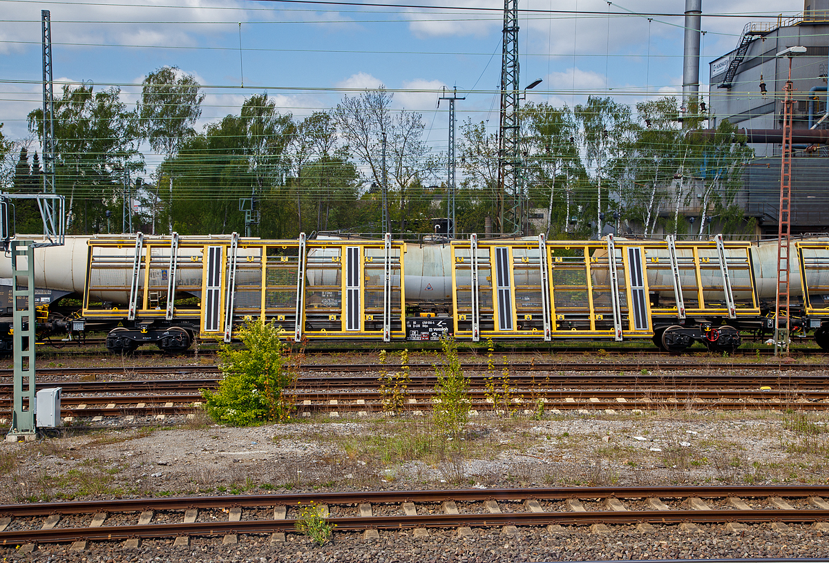 Vierachsiger Weichentransportwagen (Drehgestell-Flachwagen)  87 80 4749 006-4 D-LOG der Gattung Sklps der Vossloh Logistics GmbH abgestellt am 30.04.2022 in Schwerte (Ruhr). Aus einen IC heraus fotografiert. 

Der Wagen wurde von KIROW Ardelt GmbH in Leipzig gebaut. Von KIROW werden diese Wagen als „Switch Tilter  TSI-UIC“ vermarktet. F�r die hydraulischen Bewegungen hat der Wagen ein Diesel-hydraulisches POWER PACK. 

TECHNISCHE DATEN (laut Anschriften):
Gattung: Sklps
Spurweite: 1.435 mm (Normalspur)
L�nge �ber Puffer: 25.240 mm
Drehzapfenabstand: 19.300 mm
Radsatzstand in den Drehgestellen: 1.800 mm
Ladel�nge:  24.200 mm
Ladebreite: 4.600 mm (hydraulisch schr�ggestellt)
Eigengewicht: 48.000 kg 
Max. Zuladung: 32,0 t (ab Streckenklasse C) 
Max. Geschwindigkeit: 100 km/h /
Kleinster Gleisbogenhalbmesser: 120 m
Bauart der Bremse: KE-GP-A (K)
Bremssohle: CoFren C 810
Handbremse: Ja
Intern. Verwendungsf�higkeit: TEN-CW


Bedeutung der Gattungsbezeichnung (Sklps) :
S      Drehgestell-Flachwagen in Sonderbauart
k 	mit 4 Rads�tzen: Lastgrenze < 40 t
l 	ohne Rungen
p 	ohne Borde
s 	geeignet f�r Z�ge bis 100 km/h
