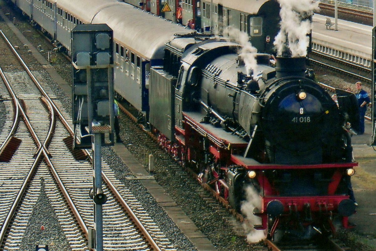 Vogelblick auf 41 018 mit Sonderzug in Neuenmarkt-Wirsberg am 23 Mai 2010. 