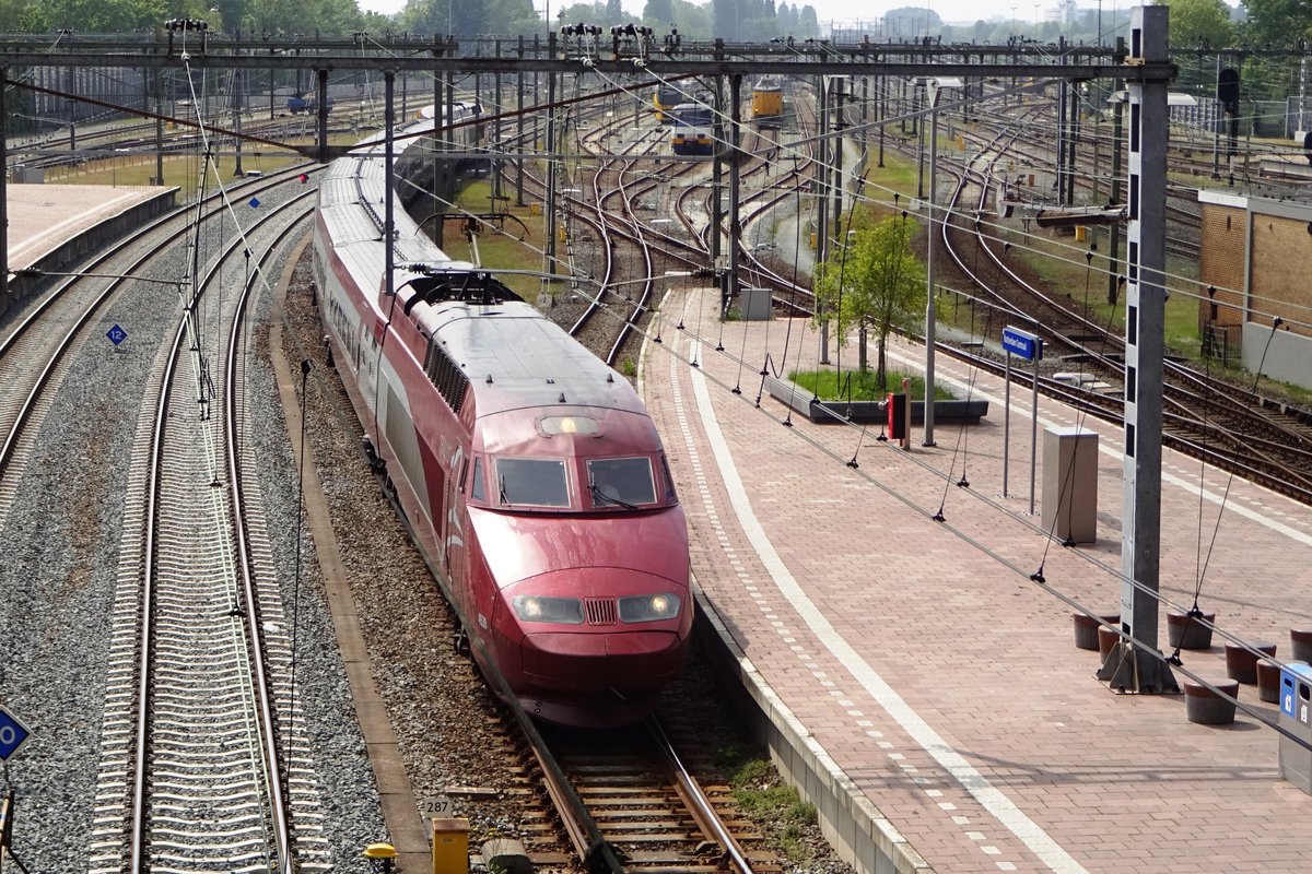 Vogelblick auf Thalys 4539 in Rotterdam Centraal am 18 Mai 2019.