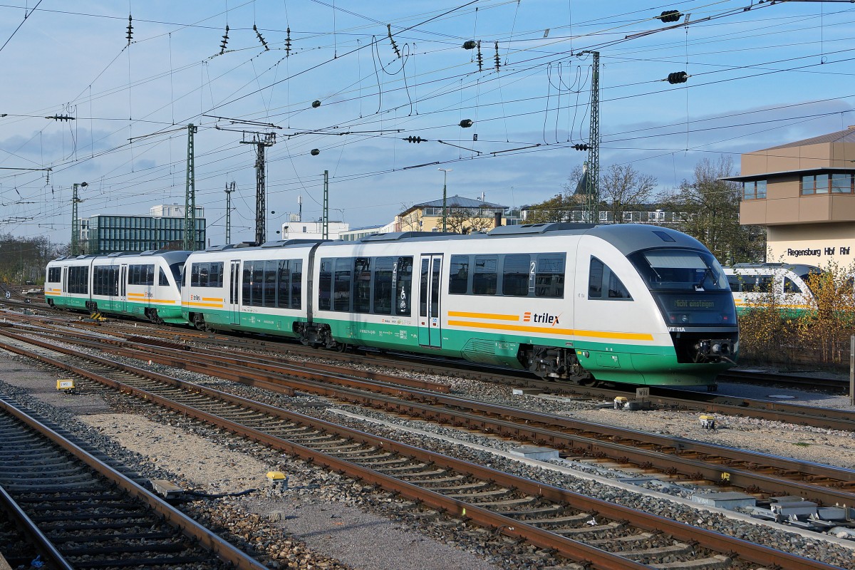 VOGTLANDBAHN/TRILEX: Bis zum Fahrplanwechsel 2014 wurden die gr�nen Dieseltriebz�ge der BR 642 von VOGTLANDBAHN auf TRILEX umbenannt. Auch werden sie nicht mehr ab Regensburg eingesetzt, wo sie am 21. November 2014 noch mit den verschiedenen Anschriften verewigt werden konnten.
Foto: Walter Ruetsch 