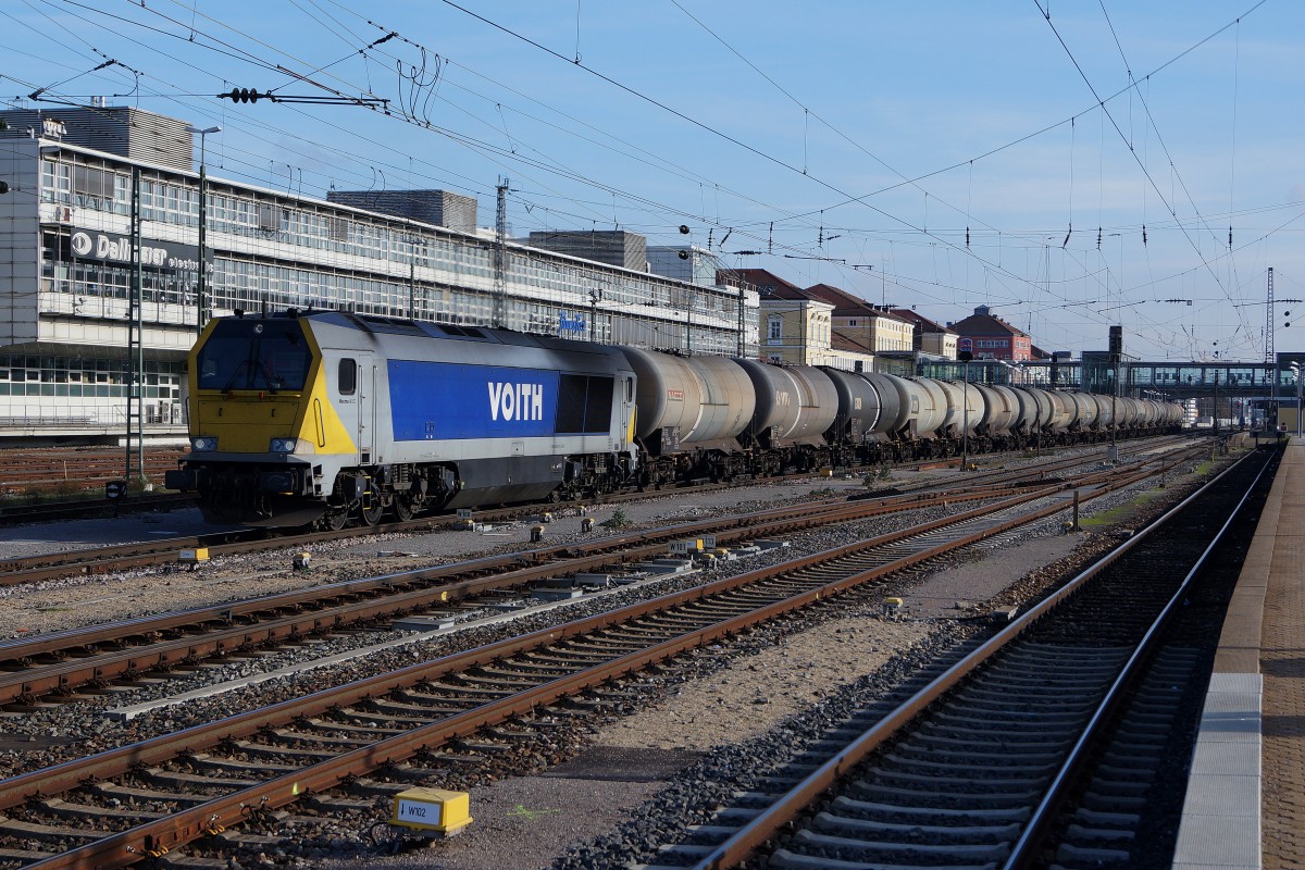 VOITH: Diesellokomotive mit einem Kesselwagenzug anl�sslich der Bahnhofsdurchfahrt Regensburg am 21. November 2014.
Foto: Walter Ruetsch