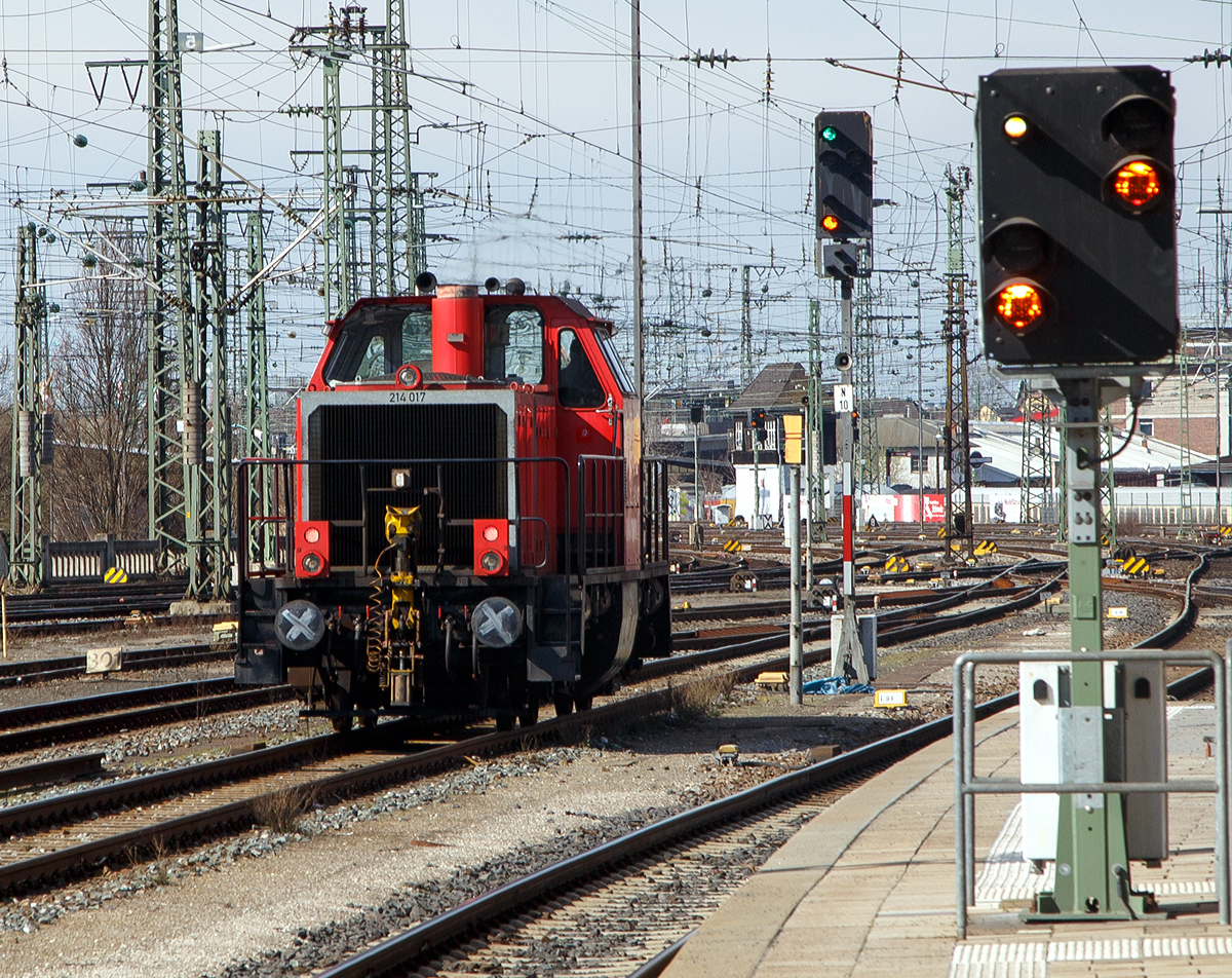 
Vom Bahnsteig aus im Hbf N�rnberg konnte ich am 28.03.2016 noch gerade die an die DB Regio AG vermietete 214 017-6 (92 80 1214 017-6 D-ALS) der Alstom Lokomotiven Service, ex DB 212 069-9, ex DB V 100 2069, erwischen.    

Die urspr�ngliche DB V 100.20 wurde 1963 von MaK in Kiel unter der Fabriknummer 1000205 gebaut und als V 100 2069 an die Deutsche Bundesbahn geliefert. Mit der Einf�hrung des EDV-Nummernschema erfolgte zum 01.01.1968 die Umzeichnung in DB 212 069-9, so fuhr sie bis zur Ausmusterung bei der DB zum 18.12.2001. 

Im Jahr 2002 ging sie an ALS - ALSTOM Lokomotiven Service GmbH in Stendal, wo sie 2009 gem�� Umbaukonzept BR 214 umgebaut und als 214 017-6 (92 80 1214 017-6 D-ALS) bezeichnet wurde. Von 2009 bis 2016war sie an die DB Regio AG - Regio Mittelfranken vermietet. Seit November 2016 f�hrt sie nun als V100-SP-027 f�r die SLG - Spitzke Logistik GmbH in Gro�beeren, ob als Mietlok oder Eigentum ist mir z.Z.  noch unbekannt. 

Das Umbaukonzept BR 214
Ab November 2006 wurde von Alstom und der Gmeinder Lokomotivfabrik Mosbach ein Modernisierungskonzept f�r die Lokomotiven der ehemaligen Baureihe V 100 der DB entwickelt. Auf der Transport & Logistik M�nchen im Juni 2007 wurde der Prototyp 214 001 pr�sentiert, beschriftet als 212 197 der Nordbayerischen Eisenbahn (NBE). Die Bauartzulassung durch das Eisenbahnbundesamt wurde am 20. Mai 2008 erteilt, zugleich die Bezeichnung als Baureihe 1214 im EBA-Fahrzeugregister festgelegt. F�r den Umbau werden nur die Rahmen und Drehgestelle bisheriger V 100 nach Aufarbeitung weiterverwendet. Der Aufbau wird durch Neuteile unter Beteiligung der Firma Gmeinder im Alstom-Werk Stendal hergestellt. Angetrieben werden die Loks vom neuen Caterpillar-Motor 3508 BSC (970 kW). Bisher wurden 36 Fahrzeuge umgebaut.


TECHNISCHE DATEN:
Spurweite: 1.435 mm (Normalspur)
Achsfolge:  B´B´
L�nge �ber Puffer: 12.300 mm (12.500 �ber Rangierkupplung)
Drehzapfenabstand: 6.000 mm
Drehgestellachsstand: 2.200 mm
Gr��te H�he �ber SOK: 4.260 mm
Breite: 3.100 mm
Treibraddurchmesser:  950 mm (neu) / 870 mm (abgenutzt)
abgenutzt
Dienstgewicht: 61 t
H�chstgeschwindigkeit: 100 km/h
Motor: Caterpillar V-8-Viertakt-Dieselmotor mit Turboaufladung und Ladeluftk�hlung, vom Typ CAT 3508 B SC
Motorhubraum: 	34,5 l (Bohrung 170 mm x Hub 190 mm)
Motorgewicht: ca. 4.300 kg
Motornenndrehzahl : 1.800/min
Motorleistung:  970 kW
Antriebsleistung:  957 kW
Max. Anfahrzugkraft: 177 kN
kleinster befahrbarer Gleisbogen: 100 m
