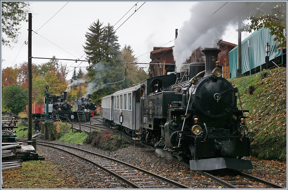 Vom herrlichen DAmpf der La Dernière du Blonay - Chamby - das 50. Jahre Jubiläum beschliesst die Blonay Chamby Bahn mit einer Abschlussvorstellung und liess es nochmals so richtig dampfen: die BFD HG 3/4 N° 3 erreicht mit ihrem Zug Chaulin. 

28. Oktober 2018