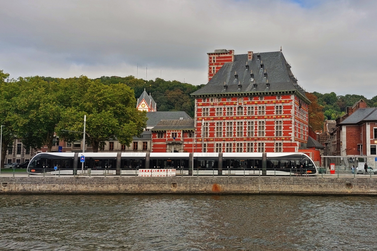 Vom Schiff auf der Maas aufgenommen wurde diese Tram, (CAF URBOS 100), in Lüttich an der Haltestelle Lüttich Curtius. 18.09.2025 (Handyfoto Jeanny)
Einige Zusatz Infos: 
Fahrzeuge: 20
Haltestellen: 21
Dauer der Fahrt: ca. 32 min.
Streckenlänge: 11,7 Km
Im Moment sind keine Verlängerungen im Bau.