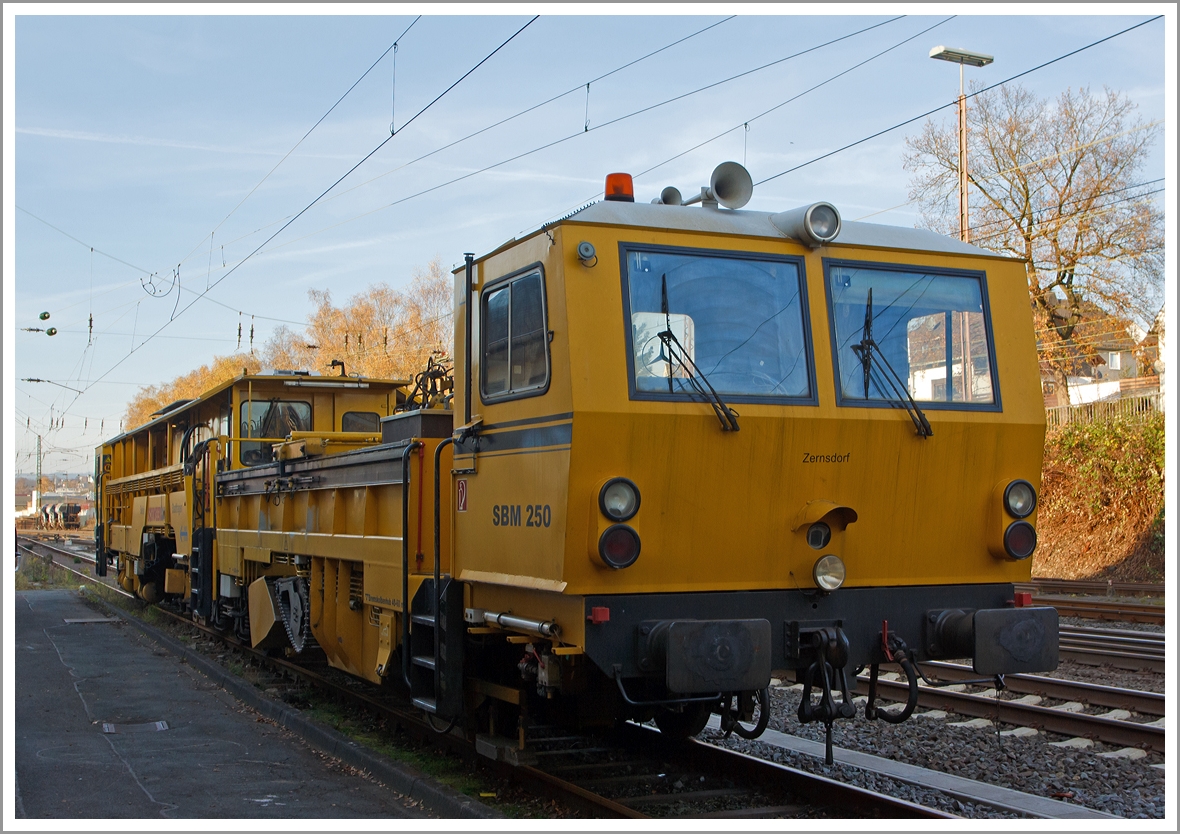 Von der anderen Frantseite...
Die Plasser & Theurer Schienenbearbeitungsmaschine SBM250 (Schienen-Hobelmaschine) der Schweerbau, Schweres Nebenfahrzeug Nr. 97 33 20 501 17-2, abgestellt am 16.11.2013 in Kreuztal.
