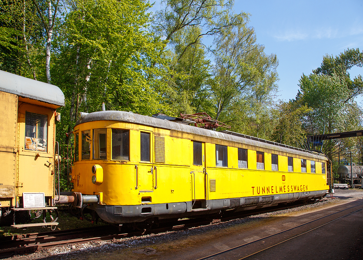 
Von der anderen Seite...
Der „Tunneligel“  712 001-7, ex DB Karlsruhe 6210, am 30.04.2017 im Eisenbahnmuseum Bochum-Dahlhausen.

Unter der Bezeichnung 712 001-7 setzte die Deutsche Bundesbahn von 1965 bis 1993 diesen Tunnelmesswagen ein, welcher wegen seines charakteristischen Erscheinungsbildes auch „Tunneligel“ genannt wird. Er verfügte neben mechanischen Messeinrichtungen zur Vermessung des Tunnel-Profils, auch über einen Messstromabnehmer, mit dem die Höhe der Oberleitung gemessen werden konnte. 

Recht selten wurden früher Bahndienstfahrzeuge als Neufahrzeuge ab Hersteller in Dienst gestellt. Meist wurden für derartige Zwecke Fahrzeuge verwendet, die im normalen Betrieb nicht mehr benötigt wurden. So entstand der hier gezeigte Tunnelmesswagen 712 001 im Jahr 1965 aus dem Eilzugtriebwagen VT 137 158 (ab 1957 – VT 38 002), welcher im Oktober 1960 ausgemustert worden war. Nach dem Umbau zum Messtriebwagen wurde er im September 1965, in roter Farbgebung, mit der Bezeichnung Karlsruhe 6210, wieder in Dienst gestellt. Seit 01.01.1968 trägt er dann, als Bahndienstfahrzeug, die EDV-gerechte Fahrzeugnummer 712 001-7. In den 1980er Jahren wurde er in das einheitliche gelb der Bahndienstfahrzeuge umlackiert.

Beim Umbau wurde ein Fahrzeugende völlig verändert. Der Fahrzeugstand 2 wurde vom Aufbau abgetrennt und auf das um 1.170 mm verlängerte Untergestell wieder aufgesetzt. In den entstandenen Zwischenraum wurden dann die Messfühler und die weiteren Messeinrichtungen  eingebaut. Das Fahrzeuginnere wurde völlig neu gestaltet. Die alten Fahrgasträume verschwanden, es wurden eine Werkstatt, Küche, Übernachtungsräume und der Messraum eingebaut. So konnte die Mannschaft während längere Messeinsätze, die in ganz Deutschland stattfanden, im Tunnelmesswagen an Bord bleiben. Die Tür und Fenstereinteilung blieb beim Umbau unverändert.

Tunnelprofile müssen in regelmäßigen Abständen überprüft werden. So wird überwacht, ob das Lichtraumprofil z.B. durch Bergsenkungen beeinträchtigt ist und dadurch Gefahren im Zugverkehr entstehen können. Dazu befährt der Tunnelmeßtriebwagen den zu messenden Tunnel mit ausgeklappten Messfühlern (wie hier zu sehen). Stoßen diese an die Tunnelwandung, so geben diese nach und neigen sich. Diese Änderung der Lage wird über Seilzüge in den Messraum übertragen und aufgezeichnet. Im Vergleich zu früheren Messungen kann nun festgestellt werden, ob sich das Tunnelprofil im Laufe der Zeit verändert hat. Dieser 712 001 wurde im Jahr 1994 durch den Profil-Messtriebwagen 712 002 (PROM), Baujahr 1993 von der Deutschen Plasser,  abgelöst.
Der Messwagen ist jedoch noch voll funktionstüchtig.

Das Maschinendrehgestell trägt auf einer Rahmenkonstruktion den Dieselmotor und den BBC-Generator für die elektrische Kraftübertragung. Zwei Gleichstrom-Fahrmotoren trieben die zwei Treibachsen an. Eine Langsamfahrschaltung ermöglicht konstante Geschwindigkeiten zwischen 2 und 6 km/h.

TECHNISCHE DATEN:
Gebaute Anzahl: 1
Baujahr: 1935 als VT 137 / 1965 Umbau zum Tunnelmesswagen
Hersteller (mechan. Teil) : MAN, Nürnberg
Hersteller (elektrischer Teil) : BBC, Mannheim
Spurweite: 1.435 mm (Normalspur)
Achsfolge: 2' Bo' 
Länge über Puffer:  21.880 mm
Dienstgewicht:  49,1 t
Höchstgeschwindigkeit:  100 km/h 
Antrieb: Diesel-elektrischer Antrieb 
Motor: Zwölfzylinder-Viertakt-Dieselmotor mit angebautem BBC-Generator
Installierte Leistung:  441 kW (600 PS)
Fahrmotoren: 2 Stück Gleichstrommotor mit je 180 kW Leistung
Treibraddurchmesser: 1.000 mm
Laufraddurchmesser: 900 mm


Noch ein paar Worte zu den DB VT 38 000–003, ex DR VT 137 156–159, da nur dieser in abgeänderter Form erhalten geblieben ist:
Die Triebwagen-Baureihe DR 137 156 bis 159 waren dieselelektrische Triebwagen nach dem Muster der DR 137 094 bis 223, die mit einem aufgeladenen Zweiwellen- Dieselmotor von MAN ausgerüstet waren. Durch die erhöhte Motorleistung konnten sie auf steigungsreichen Strecken eingesetzt werden. Die Fahrzeuge gelangten nach 1945 in den Bestand der Deutschen Bundesbahn und wurden als Baureihe VT 38.0 bezeichnet. Ihr Einsatz dauerte bis 1965..

Geschichte
Da die Maybach-Motorenbau GmbH ihre Motorenpalette durch Motoraufladung in der Leistung steigern konnte, entschloss sich auch MAN für seine Zweiwellenmotoren zu dieser Maßnahme. Die Deutsche Reichsbahn bestellte vier Fahrzeuge mit dieser Motorkonfiguration, um Vergleiche bezüglich der Leistungsfähigkeit und der Fahrdynamik zu erhalten. Besonderes Augenmerk wurde dabei auf den Steuerwagenbetrieb und beim Einsatz in schwierigen topografischen Verhältnissen gelegt. Die Fahrzeuge entsprachen dem Einheitsgrundriss und wiesen bedingt durch die geänderte Antriebsanlage einige Änderungen in der Maschinenanlage auf. Äußerlich waren sie als geänderte Einheitstriebwagen zu erkennen.

Die Fahrzeuge wurden überwiegend auf der Schwarzwaldbahn eingesetzt. Dabei haben die Triebwagen in den drei Jahren bis Kriegsbeginn Laufleistungen zwischen 140.000 und 200.000 Kilometer zurückgelegt. Alle Fahrzeuge überstanden den Zweiten Weltkrieg und verblieben nach Kriegsende in den Westzonen. Sie erhielten 1947 die neue Bezeichnung VT 38 000–003.

Nach Kriegsende waren die Triebwagen lange abgestellt und wurde 1949 nach gründlicher Aufarbeitung im Ausbesserungswerk Friedrichshafen wieder in Betrieb genommen. 1954 wurde für die drei noch verfügbaren Triebwagen der Motortausch mit dem Maybach GTO 6 verfügt. Vollzogen wurde er lediglich bei VT 38 002 und VT 38 003. Bei den Triebwagen mit getauschtem Motor blieb die Baureihenbezeichnung unverändert. Die VT 38 000 und VT 38 001 erhielten keinen neuen Motor, ersterer schied bereits 1952 aus, der VT 38 001 1955. Die verbliebenen Wagen taten Dienst bis 1960 und 1962. Während VT 38 003 nach der Ausmusterung zerlegt wurde, wurde VT 38 002 als Tunnelmesswagen 6210 Kar und ab 1968 712 001-7 weitergenutzt. In dieser Form diente er bis 1993 und wurde danach in den Bestand des Eisenbahnmuseums Bochum-Dahlhausen übernommen.