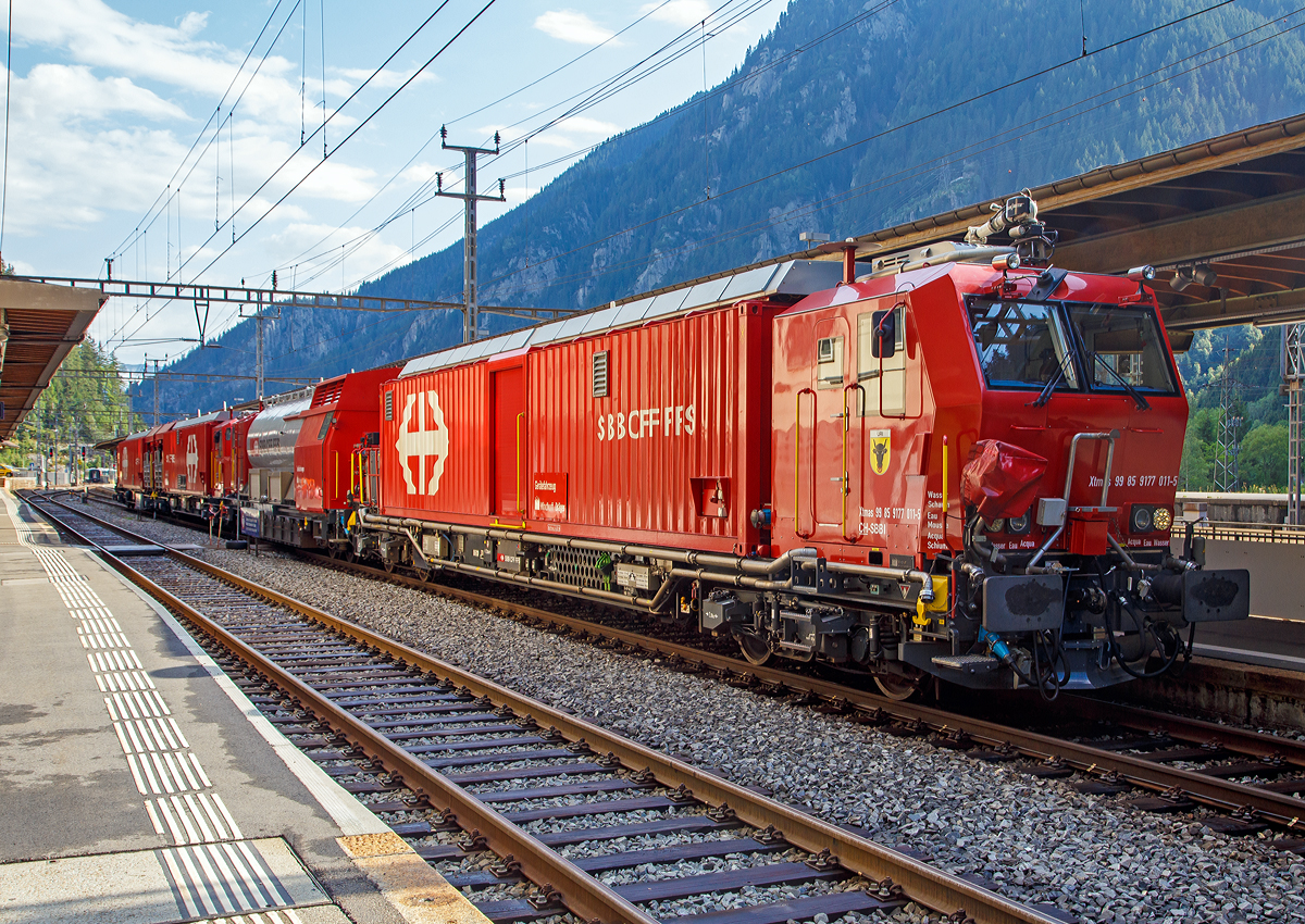 Von der anderen Seite....

Der Erstfelder SBB L�sch- und Rettungszug 2014 „Uri“ (ein vierteiliger LRZ 14) am 02 August 2019 beim Halt im Bahnhof G�schenen.  

Der L�sch- und Rettungszug wurde 2014 f�r die SBB Infrastruktur, Depot Erstfeld, gebaut und besteht aus dem:
Rettungsfahrzeug 1 - Xtmas 99 85 9174 021-7 CH-SBBI;
Rettungsfahrzeug 2 - Xtmas 99 85 9174 011-8 CH-SBBI;
Tankl�schwagen - Xans 99 85 9375 011-5 CH-SBBI; sowie
Ger�tefahrzeug - Xtmas 99 85 9177 011-5 CH-SBBI

Die vorletzte Generation der L�sch- und Rettungsz�ge (LRZ 2014) ist vierteilig und besteht aus einem Tankl�schwagen, einem Ger�tefahrzeug und zwei Rettungsfahrzeugen. Der Antrieb erfolgt mit je zwei MTU-Dieselpowerpacks (6-Zylinder Turbo geladener Dieselmotor von MTU, Partikelfilter, Turbogetriebe mit eingebautem Retarder und K�hlsystem) nach EU-Abgas-Emissionsstufe IIIA Norm, mit je 390 kW Leistung �ber die beiden Rettungs- sowie das Ger�tefahrzeug (dieselhydraulischer Antrieb). Der L�sch- und Rettungszug hat so eine installierte Gesamtleistung von 2.340 kW, eine H�chstgeschwindigkeit von 100 km/h und kann Anh�ngelasten von 940 Tonnen bei einer Steigung von 27 Promille bewegen.

Der Tankl�schwagen ist nicht selbstfahrend, er ist als Steuerwagen ausgef�hrt, daher auch die Gattungsbezeichnung Xans. Er besitzt zwar einen Deutz 6-Zylinder- Dieselmotor (mit 238 KW Leistung) mit vollautomatischem Partikelfilter, einer und angeflanschtem Pumpenaggregat von Vogt, dieser wird aber nur Wasser- und Schaummittelpumpen ben�tigt. 

Der gesamte Atemluftvorrat des Zuges betr�gt 1.980.000 Normliter und wird in 132 Speicherflaschen, die ein Volumen von 50 Litern haben, mit 300 Bar Druck gelagert. An verschiedenen Orten in den Innenr�umen und auf den Plattformen sind Anschl�sse f�r die Atemluftversorgung vorhanden. Daran k�nnen separate Atemschutzmasken oder das tragbare Atemschutzger�t mit Geber- und Nehmerschlauch angeschlossen werden. Alle F�hrerstandkabinen sind druckdicht und verf�gen �ber eine Atemluftversorgung, welche einen �berdruck erzeugt. In den F�hrerstandkabinen des Ger�tefahrzeugs und des Tankl�schwagens ist zus�tzlich ein Bedienpult f�r die Feuerl�schtechnik eingebaut. Zwischen 4 und 5 Stunden ist ein autonomer Betrieb des LRZ m�glich.

Im Einsatz wird der Zug in zwei Einheiten geteilt. Die erste Einheit aus Ger�tefahrzeug und Tankl�schwagen (mit 780 kW Antriebsleistung) dient der Feuerbek�mpfung und dem Bergungsarbeiten. Die zweite Einheit (mit 1.560 kW Antriebsleistung), bestehend aus zwei Rettungsfahrzeugen �bernimmt im Shuttleverkehr den Personentransport zu einem sicheren Ort.

F�r den Gotthard-Basistunnel (GBT) werden zwei dieser LRZ 14 vorgehalten, dieser steht beim neuen Erhaltungs- und Interventionszentren (EIZ) Erstfeld und ein weiterer beim EIZ Biasca. F�r jeden Zug wird rund um die Uhr (7x24 h) eine Besatzung mit je 5 Mann vorgehalten. Die Mannschaften der L�sch- und Rettungsz�ge sind an deren Standorten kaserniert. Das erm�glicht, dass sie auch in der Nacht innerhalb weniger Minuten einsatzbereit sind. Die Z�ge sind innerhalb 5 Minuten startklar. Im Ereignisfall erfolgt dann eine entsprechende Verst�rkung durch externe Einsatzkr�fte, wie Feuerwehr, Sanit�t, etc..

Technische Daten Rettungsfahrzeug 1 und 2:
Ausr�stung Rettungscontainer:
Au�enluftunabh�ngiger Hauptraum mit leichtem �berdruck, zug�nglich durch Schleusenraum;
Platz f�r etwa 60 Personen oder 40 Personen und 6 Liegen
20 Atemschutzger�te mit angeschlossenem Geber- und Nehmerschlauch 
Tragbahren faltbar, Rettungsbretter, Schaufelbahren, Vakuummatratzen
Material f�r lebensrettende Sofortma�nahmen und Sanit�tsmaterial
Anschl�sse f�r die Versorgung von Patienten mit Medizinsauerstoff
Raum�berwachungsger�te f�r Sauerstoff und Kohlendioxid
Brandschutzausr�stung der Mannschaft (Jacken, Hosen, Stiefel, Helme) 
Explosionsmessger�t und W�rmebildkameras
Ausr�stung Rettungsplattform
Treppenmodul2 Schwenkarme mit Kettenzug
2 Feste LED Scheinwerfer
Pr�f- und Erdungsgarnituren f�r die Fahrleitung 

TECHNISCHE DATEN (Fahrzeug):
Hersteller Basisfahrzeug: Windhoff Bahn- und Anlagentechnik GmbH
Basisfahrzeug Typ: WINDHOFF MPV
Hersteller Rettungscontainer und Atemluftanlage: Dr�ger Safety AG
Spurweite: 1.435 mm (Normalspur)
Achsfolge: Bo´Bo´
Eigengewicht: ca. 70.000 kg
Max. Zuladung: 7.000 kg
L�nge �ber Puffer:  22.060 mm
Drehzapfenabstand: 15.500 mm
Achsabstand im Drehgestell: 2.600 mm
Treibraddurchmesser: 920 mm (neu)
H�he der Containerauflage: 1.220 mm
H�chstgeschwindigkeit: 100 km/h (eigen und geschleppt)
Leistung: 2 x 390 kW
Dieselmotor: 2 x MTU-Dieselpowerpack (6-Zylinder Turbo geladener Dieselmotor von MTU, Partikelfilter, Turbogetriebe mit eingebauten Retarder und K�hlsystem)
Kleinster befahrbarer Gleisbogen: R 120 m

Technische Daten Tankl�schwagen (Xans 99 85 9375 0xx-x CH-SBBI):
Ausr�stung Tankl�schwagen:
1 Frontmonitor an F�hrerkabine, Leistung 800 l/Min. bei 8 Bar, Wurfweite ca. 35 m (Wasser)
1 Wasser-/Schaumwerfer auf Kabinendach, Leistung 2400 l/Min. bei 8 Bar, Wurfweite ca. 70 m (Wasser), ca. 60 m (Schaum)
Fahrzeugfront, Selbstschutzd�sen 2 � 75 l/Min. und 1 � 150 l/Min.
Abg�nge getrennt f�r Wasser – Wasser/Schaum
Aufbaubarer Wasser-/Schaumwerfer mit 1200 l/Min.
Aufbaubare Hydroschilder mit 720 und 1800 l/Min.
feste LED-Scheinwerfer
Schlauchmaterial 1.000 m (Schlauchgr��en 40 mm, 55 mm, 75 mm)
Teilst�cke, Hohlstrahlrohre, Schwer- und Kombischaumrohre
Handfeuerl�scher (Schaum, CO2)
Pr�f- und Erdungsgarnituren f�r die Fahrleitung

Maschinenraum Tankl�schwagen:
Dieselmotor Deutz (238 kW / 324 PS), 6 Zylinder mit vollautomatischem Partikelfilter welcher die Abgasnorme Stage IIIB erf�llt und angeflanschtem Pumpenaggregat von Vogt
Druckpumpe 6000 l/Min. bei 10 Bar
Schaummittelpumpe 500 l/Min., 0–6 % Zumischrate
Hochdruckpumpe 500 l/Min. bei 40 Bar

TECHNISCHE DATEN (Fahrzeug):
Hersteller Untergestell: Josef Meyer AG
Hersteller Fahrzeug Oberbau: Windhoff Bahn- und Anlagentechnik GmbH (Fabriknummer 2752)
Hersteller Atemluftanlage: Dr�ger Safety AG
Hersteller Feuerl�schtechnik: Vogt AG
Spurweite: 1.435 mm (Normalspur)
Achsfolge: 2´2´ (nicht selbstfahrend / Xans)
Anzahl der Achsen: 4 in zwei Drehgestellen
L�nge �ber Puffer:  17.040 mm
Drehzapfenabstand: 12.000 mm
Achsabstand im Drehgestell: 1.800 mm
Eigengewicht: 41.000 kg
Dienstgewicht 90.000 kg
L�schwasservorrat: 45.000 Liter
Schaumextrakt-Vorrat: 1.500 Liter

Technische Daten Ger�tefahrzeuge:
Arbeitsmodul/Generator:
Generator 65 kVA f�r Bordnetz, Dieselmotor Deutz (erf�llt Abgasnorm IIIB, ausger�stet mit einer integrierten Abgasnachbehandlung und aktiver Regeneration mittels eines DPF/Brenners).
Atemluftfilteranlage und Abf�llstation f�r tragbare Atemluftflaschen.

Feuerl�schanlage:
1 Frontmonitor an F�hrerkabine, Leistung 800 l/Min. bei 8 Bar, Wurfweite ca. 35 m (Wasser)
1 Wasser-/Schaumwerfer auf Kabinendach, Leistung 2400 l/Min. bei 8 Bar, Wurfweite ca. 70 m (Wasser), ca. 60 m (Schaum)
Fahrzeugfront, Selbstschutzd�sen 2 � 75 l/Min. und 1 � 150 l/Min.

Ausr�stung:
Motorspritze (Typ 1, mobil, 800 l/Min. bei 8 Bar, resp. nach Umbau Lenzpumpe 2700 l/Min. bei 1,5 Bar mit Saugschl�uchen)
Diverses �lwehrmaterial – �lbindemittel, Feuerl�scher (Schaum, Pulver, CO2), Werkzeug, Explosionsgesch�tzte Handlampen und W�rmebildkameras
Beleuchtungsmaterial – Scheinwerfer (1.000 W)
ELRO-Pumpe mit Saug-/Druckschl�uchen
Schienenrollwagen
Rettungskettens�ge, Trennschleifer, Rettungsschere/Rettungsspreizer, Pioniermaterial, Leiter und Absperrmaterial
Evakuierungsstege
Hilfskupplungen f�r Fahrzeuge mit automatischer Kupplung
Kran Palfinger PC 3800 mit Seilwinde

TECHNISCHE DATEN (Fahrzeug):
Hersteller Basisfahrzeug: Windhoff Bahn- und Anlagentechnik GmbH
Basisfahrzeug Typ: WINDHOFF MPV
Hersteller Arbeitsmodul: Dr�ger Safety AG
Hersteller Feuerl�schtechnik: Vogt AG
Spurweite: 1.435 mm (Normalspur)
Achsfolge: Bo´Bo´
Eigengewicht: 71.900 kg
Dienstgewicht: 80.000 kg
L�nge �ber Puffer:  22.060 mm
Drehzapfenabstand: 15.500 mm
Achsabstand im Drehgestell: 2.600 mm
Treibraddurchmesser: 920 mm (neu)
H�he der Containerauflage: 1.220 mm
H�chstgeschwindigkeit: 100 km/h (eigen und geschleppt)
Leistung: 2 x 390 kW
Dieselmotor: 2 x MTU-Dieselpowerpack (6-Zylinder Turbo geladener Dieselmotor von MTU, Partikelfilter, Turbogetriebe mit eingebauten Retarder und K�hlsystem)
Kleinster befahrbarer Gleisbogen: R 120 m

Quellen: SBB und Anschriften
Stand (�berarbeitung): September 2025

