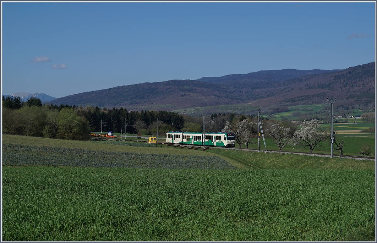 Von Bi�re kommend erreicht der BAM MBC Regioalzug in K�rze Ballens.
10.04.2017