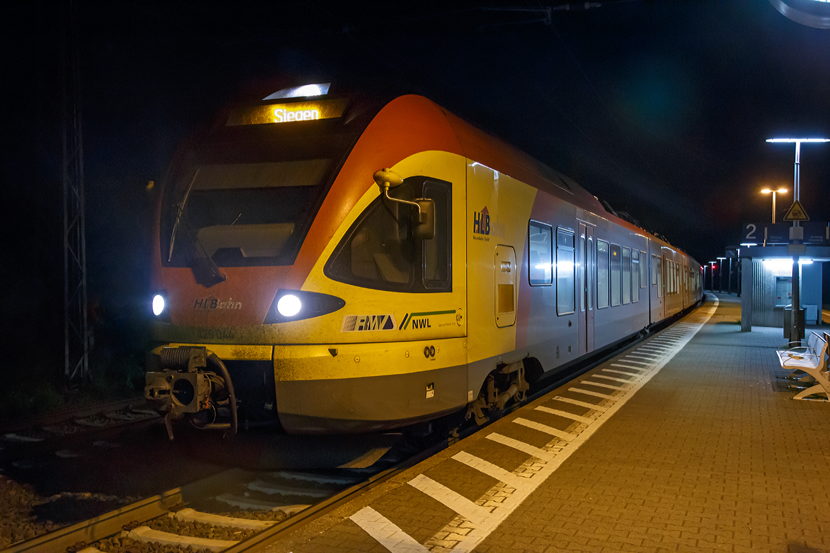 
Von dem hohen Norden bis nach Haiger hatte unsere R�ckreise am 16.06.2015 bestens geklappt. In Haiger war aber dann unfreiwillig Schluss, wegen einer Stellwerksst�rung in Rudersdorf (Kr. Siegen). 

Daher standen wir hier schon seit einer Stunde mit dem  5-teiligen Stadler FLIRT 429 044 / 429 544 der HLB (Hessischen Landesbahn), der als HLB 24982 (Marburg - Gie�en - Siegen) fuhr, und warteten auf das freie Signal zur Weiterfahrt. 

Eigentlich sollte dieser Zug um 22:51 Uhr an der n�chsten Station Rudersdorf halten, wo wir und abholen lassen wollten. Aber in Rudersdorf wurde noch fiberhaft an der St�rung gesucht, aber da es bis 23:55 Uhr noch kein Ergebnis kam, hatten wir unsere Tochter nun nach Haiger bestellt. Als sie gegen 0:30 ankam stand der Zug immer noch in Haiger.

Das ist der neue Personaleinspareffekt und die hochmoderne Technik, denn das Stellwerk Rudersdorf wird wie so viele mittlerweile von Siegen  ferngesteuert. Wo soll das noch hinf�hren......

Nachsatz: Die Schuld liegt hier nicht bei der freundlichen HLB sondern an der Infrastruktur der DB AG.
