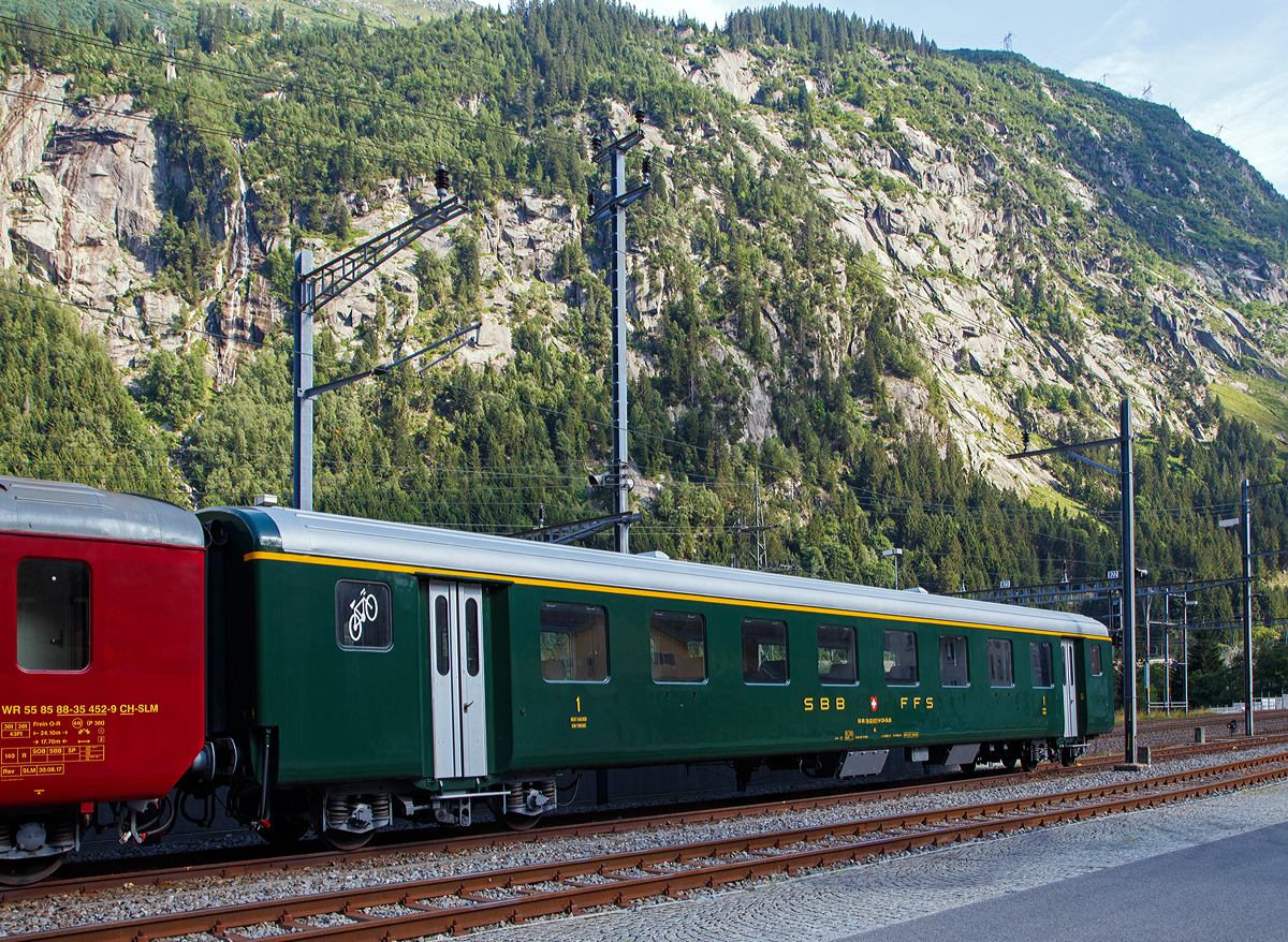 
Von der SLM GmbH (Schorno Locomotive Management) abgestellte Wagen beim Bahnhof Göschenen (01.08.2019). Hier der ehemalige SBB 1.Klasse Einheitswagen I – A 50 85 18-33 617-9 CH-SLM, ex A 50 85 18-33 617-9 CH-SBB. 

Die Einheitswagen I sind die Nachfolger der Leichtstahlwagen und wurden zwischen 1956 und 1967 gebaut. Sie waren (wie hier) ursprünglich in SBB-Grün lackiert und hatten ein Gewicht von 28 bis 32 Tonnen, eine Länge von 23,7 m und eine zulässige Höchstgeschwindigkeit von 140 km/h.

Damit die Einstiege über den Drehgestellen angeordnet werden konnten, mussten die Drehgestellrahmen in der Mitte gekröpft ausgeführt werden. 

Die Senkfenster sind einteilig, einfach verglast und rahmenlos; die Scheiben werden beim Öffnen bis zur Hälfte in die Wagenseitenwand versenkt.

TECHNISCHE DATEN:
Spurweite: 1.435 mm (Normalspur)
Länge über Puffer: 23.700 mm
Drehzapfenabstand: 17.900 mm
Achsabstand im Drehgestell: 2.700 mm
Eigengewicht: 30 t
Sitzplätze: 48 in der 1.Klasse und Fahrradabteil
Bremse: O-R (P43t)
