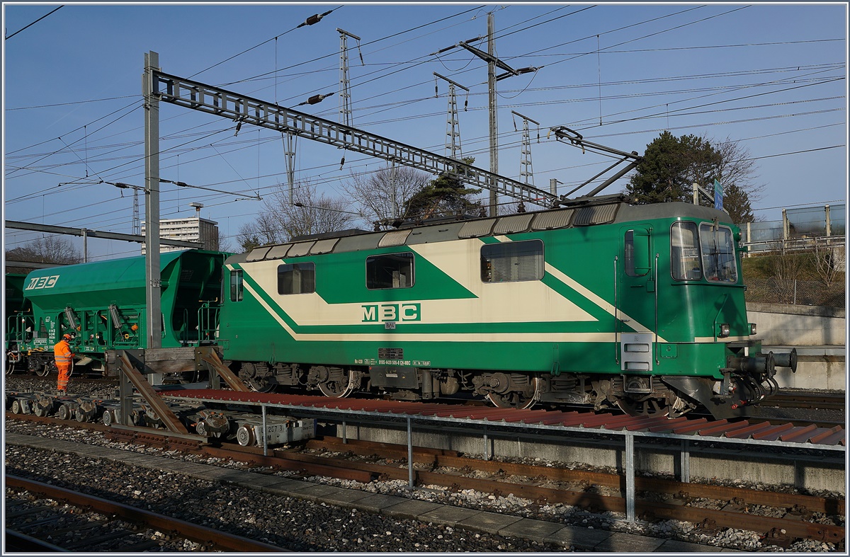 Von der Sonnenseite ist es kaum möglich die BAM MBC Re 4/4 II (UUIC 91 85 4420 506-8 CH MBC) abzulichten, da das Perron zu kurz ist bzw. die Abstellanlage der Rollböcke die Sicht etwas behindern. 
Morges, den 3. März 2017