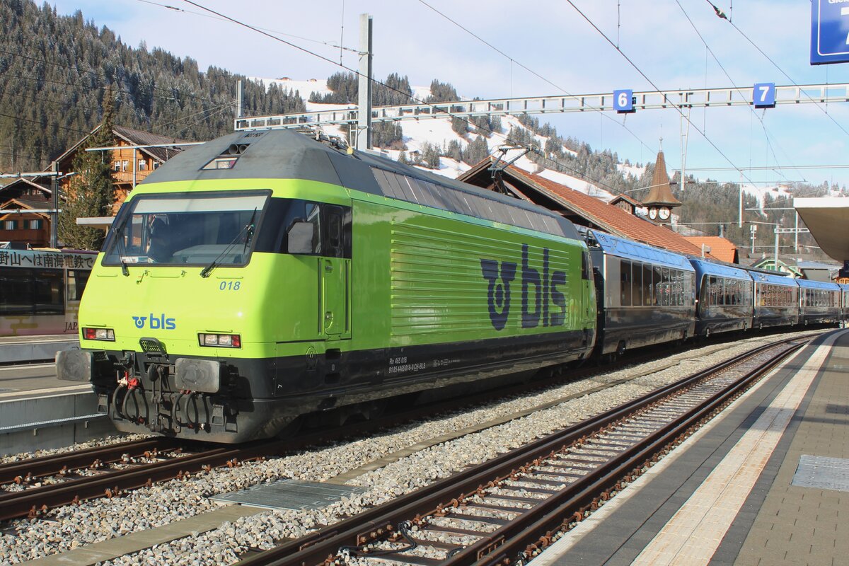 Von Spiez kommend, treft BLS 465 018 mit der umspurbarer MOB-Panoramic Expresss in Zweisimmen ein am 1. J�nner 2024. Die normalspuriger BLS 465 wird ersetzt von ein Schmalspurellok der MOB. Dann wird der Zuggarnitur ganz r�hig durch einer Umspurungsgerat geleitet bevor die Reise nach Gstaadt und Montreux weiter geht.
