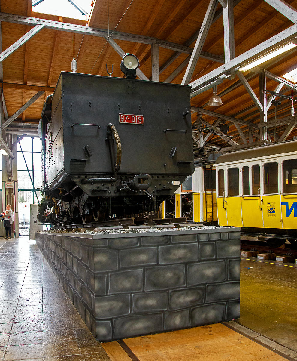 Von der Tenderseite die Zahnraddampflokomotive ex BHStB (Bosnisch-Herzegowinischen Staatsbahnen) / BHLB (Bosnisch-Herzegowinische Landesbahnen) IIIc5 719, ab 1918 SHS 719 (Železnice Kraljevine Srba, Hrvata i Slovenaca, deutsch Eisenbahnen des Königreichs der Serben, Kroaten und Slowenen, ab 1929 JDŽ 97-019 (Jugoslovenske Državne Železnice) und ab 1954 JŽ 97-019 (Jugoslovenske Železnice) am 11.09.2022 in der Lokwelt Freilassing.