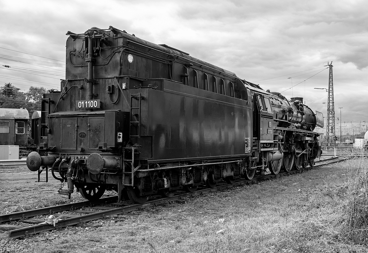 Von der Tenderseite....
Die ölgefeuerte Dreizylinder-Schnellzug-Dampflokomotive 01 1100, ex DB 012 100-4, steht am 04.09.2020 im DB Museum Koblenz-Lützel. Die Lok wurde 1940 von der BMAG (Berliner Maschinenbau-Actien-Gesellschaft vormals L. Schwartzkopff), in Berlin unter der Fabriknummer 11356 gebaut und wurde an die Deutsche Reichsbahn geliefert. Am 31. Mai 1975 wurde die Lok bei der DB letztmalig planmäßig eingesetzt, zum 01.06.1975 erfolgte die z-Stellung und am 26.06.1975 die Ausmusterung im Bw Rheine
