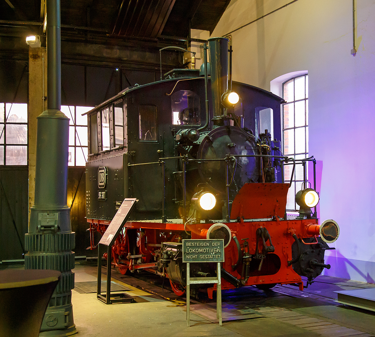 
Von vorne....
Die DB 98 307 „Glaskasten“, ex DRB 98 307,ex K.Bay.Sts.B. 4529 (K�niglich Bayerische Staats-Eisenbahnen) am 26.03.2016 im Deutschen Dampflokomotiv-Museum in Neuenmarkt-Wirsberg. Die Lok ist eine Leihgabe vom DB Museum N�rnberg.

Die Bayerische PtL 2/2 wurde 1909 von Krau� & Comp in M�nchen (Allach) unter der Fabriknummer 5911 f�r die K�niglich Bayerische Staats-Eisenbahnen. Nach dem 2.Weltkrieg fuhr sie als 98 307 f�r die OBL-USZ - Oberbetriebsleitung der US Zone, ab 1946 HVE - Hauptverwaltung der Eisenbahnen des amerikanischen und britischen Besatzungsgebietes, ab 1948 VfV - Verwaltung f�r Verkehr des vereinigten Wirtschaftsgebietes und ab den 07.09.1949 begann die Zeit der Deutsche Bundesbahn. F�r die DB fuhr der Glaskasten bis zur Ausmusterung 09.07.1963 und kam dann zum DB Museum N�rnberg.