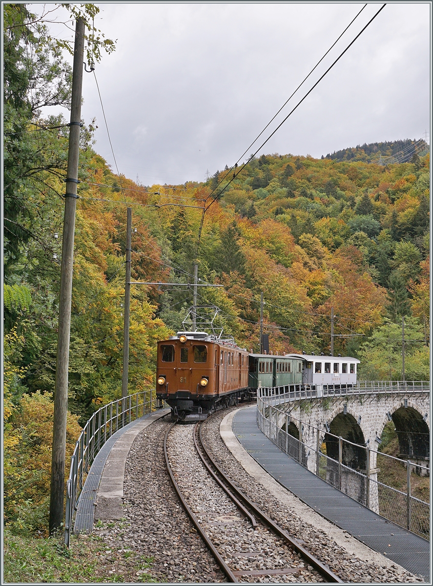 Vor dem Hintergrund des schon etwas bunten Herbstwalde fährt die Blonay-Chamby Bernina Ge 4/4 81 mit ihrem Personenzug bei  Vers-Chez-Robert  über die Baie de Clarens Brücke in Richtung Blonay.

11. Okt. 2020