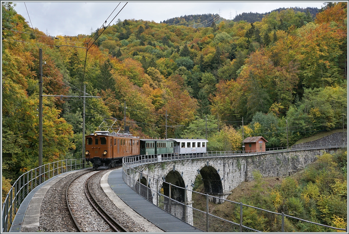 Vor dem Hintergrund des schon etwas bunten Herbstwalde fährt die Blonay-Chamby Bernina Ge 4/4 81 mit ihrem Personenzug bei  Vers-Chez-Robert  über die Baye de Clarens Brücke in Richtung Blonay. 

11. Okt. 2020