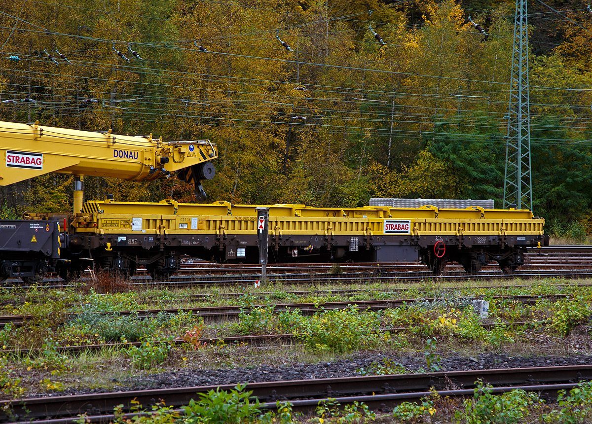 Vor dem Kran KRC 1200+ ist der 4-achsiger Schutzwagen auslegerseitig (Kranauslegerschutzwagen für KRC 1200)  99 80 9320 005-8 D-BRS eingestellt, auf diesem befinden sich auch die zugeh. Traversen und Anschlagmittel, zudem wird hier in der Transportstellung der Kranausleger hydraulisch auf dem Schutzwagen abgestützt. Durch die Abstützung wird die Achslast und folglich die Streckenlast (Meterlast) vom Kran auf max. 7,4 t/m reduziert.

TECHNISCHE DATEN:
Baujahr: 2009
Spurweite: 1.435 mm
Anzahl der Achsen: 4 (in 2 Drehgesten)
Länge über Puffer: 19.900 mm
Drehzapfenabstand: 15.000 mm
Achsabstand im Drehgestell: 1.800 mm
Laufraddurchmesser: 920 mm (neu)
Länge der Ladefläche: 18.500 mm
Eigengewicht: 23.900 kg
Maximale Nutzlast: 56,0 t (ab Streckenklasse C)
Höchstgeschwindigkeit: 100 km/h 
Zugelassen für Streckenklasse: CE oder höher
Bremse: OGP – DRV – 600
Handbremse: Ja
Kleinster befahrbarer Gleisbogen: R = 75m