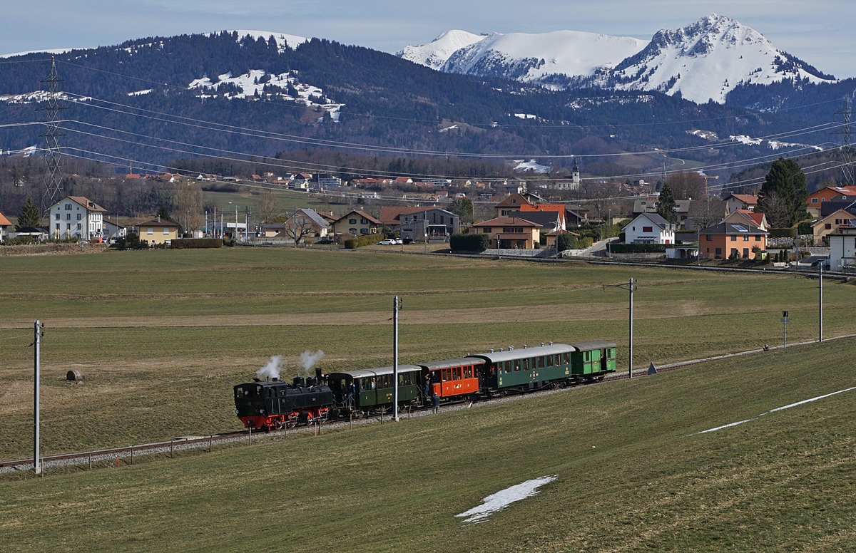 Vor den markanten Veränderungen der Bahnanlange in Châtel-St-Denis verkehrte zu diesem Anlas ein Blonay-Chamby Dampfzug nach Palézieux, hier ist die G 2x 2/2 105 kurz nach Bossonnens zu sehen. 

3. März 2019