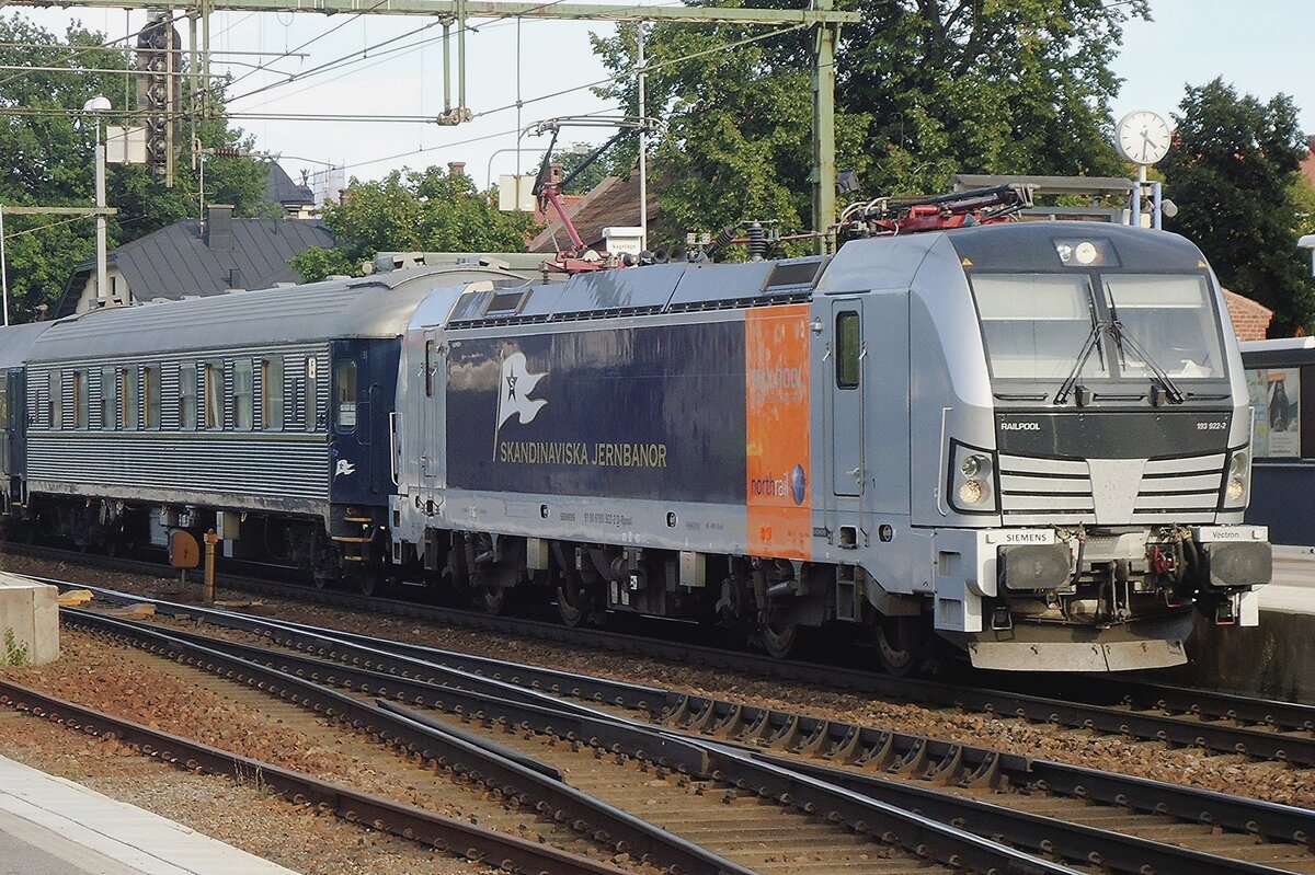 Vorbei sind die Tage des Blauen Zuges von Skandinaviska Jernbanor. Am 10 September 2015 steht der 193 922 mit Bl�Tag Stockholm--G�teborg abfahrtbereit in Hallsberg.