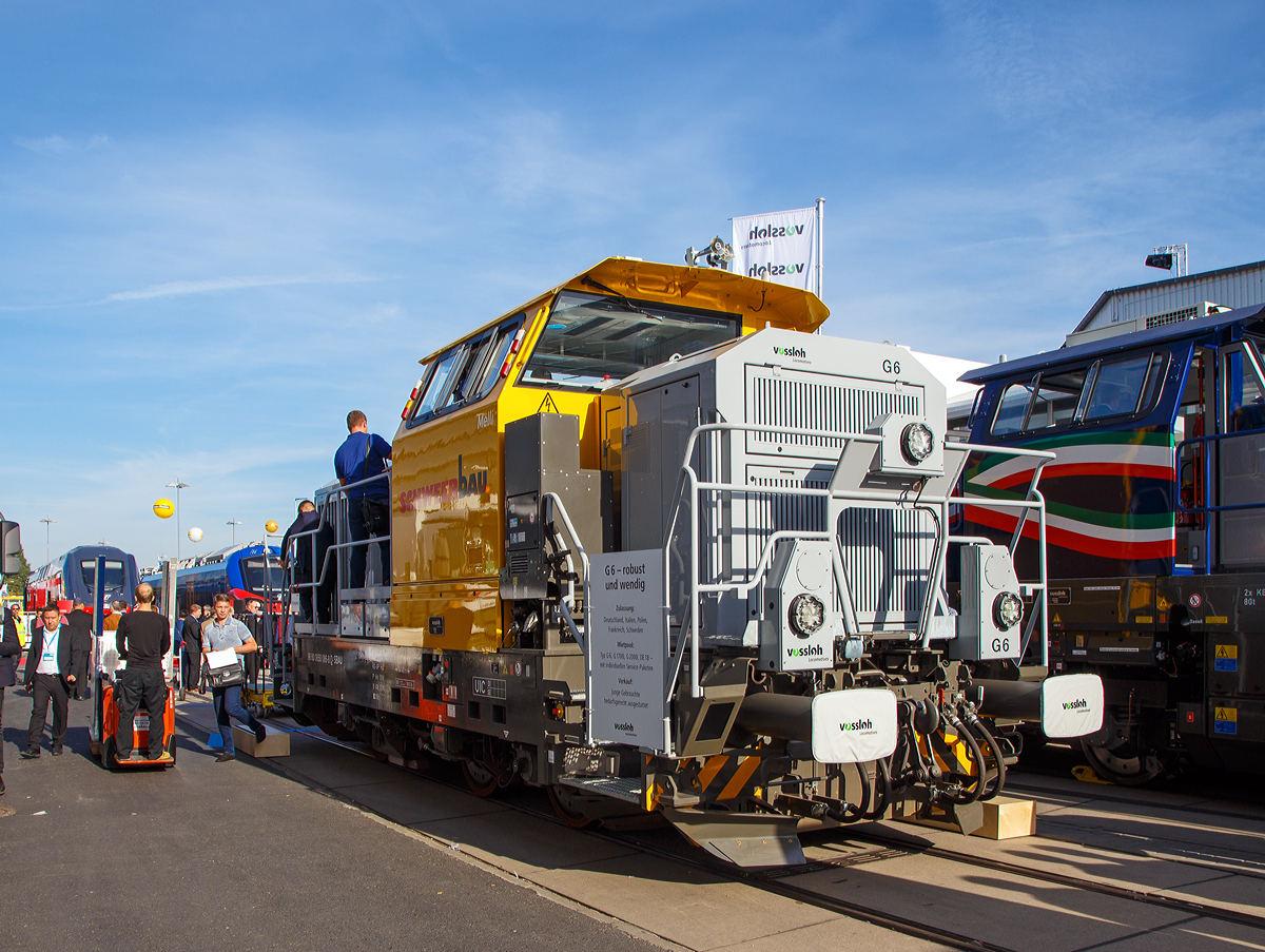 Vossloh Locomotives präsentierte auf der InnoTrans 2018 in Berlin (18.09.2018) seine 3-achsigen dieselhydraulische Rangierlokomotive Vossloh G 6. Hier in Form der für die Schweerbau GmbH & Co. KG bestimmte 650 086-8 „Melli“ (98 80 0650 086-8 D-SBAU, 2018 noch ungezeichnet in 98 80 0650 086-8 D-LDS). Sie hat die Zulassung für Deutschland und Schweden.

Die Lok wurde 2015 von Vossloh in Kiel unter der Fabriknummer 5102163 gebaut an Vossloh Locomotives GmbH als Miet- und Vorführlok (98 80 0650 086-8 D-VL) geliefert.

Mit der G 6 hatte Vossloh Locomotives nach fünfzehn Jahren wieder einen neuen Dreiachser im Programm. Anfang der 1990er Jahre wurde mit der G 765 die letzte Entwicklungsstufe des dieselhydraulischen Dreiachsers der 3. Generation vorgestellt. Im Typenprogramm der 4. Generation wurde kein Dreiachser mehr angeboten.

Diese neue Konstruktion ist für zukünftige Normen und Anforderungen vorbereitet, so wurde bei der Konstruktion erstmalig der Einbau von Abgas-Behandlungsanlagen berücksichtigt. Die G6 ist wie hier mit einem MTU 12V 1600 R50 oder mit einem Cummins QSK23-L Dieselmotor lieferbar.  Es wurden bereits über 130 Stück gebaut.


TECHNISCHE DATEN:
Spurweite: 1.435 mm (Normalspur)
Achsfolge:  C
Länge über Puffer: 10.790 
Achsabstand: 4.400 mm (1.700 mm / 2.700 mm)
Größte Breite:  3.080 mm
Größte Höhe über Schienenoberkante:  4.225 mm
Raddurchmesser: 1.000 mm (neu) / 920 mm (abgenutzt)
kleinster befahrbarer Gleisbogen: 50 m
Dieselmotor: MTU 12V 1600 R50
Dieselmotorleistung: 690 kW bei 1.900 U/min
Getriebe: Voith L 3r4 zseU2
Gewicht: 66 t
Anfahrzugkraft: 219 kN
Höchstgeschwindigkeit:  80 km/h (geschleppt 100 km/h)
Kleinste Dauergeschwindigkeit:  3 km/h (im Rangiergang)
Kleinster bef. Gleisbogen: 50 m
Kraftstoffvorrat:  1.800 l