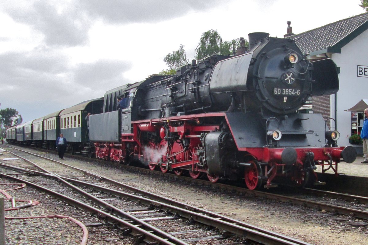 VSM 50 3654 steht mit ein Damnpfpendelzug am 6 September 2015 in Beekbergen. 