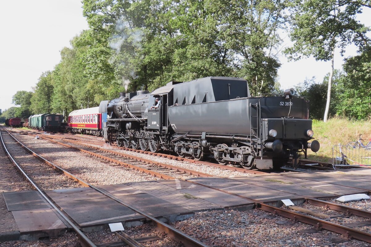 VSM 52 3879 steht am 3 September 2023 in Loenen während das Dampfspektakel Terug naar Toen (Zurück ins Damals). 