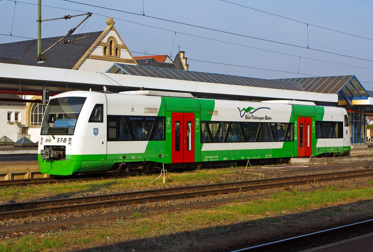 VT 128 der S�d-Th�ringen-Bahn GmbH (STB) ein  ein Stadler Regio-Shuttle RS1 (95 80 0650 528-2 D-STB) am 24.08.2013 im Hbf Eisennach.