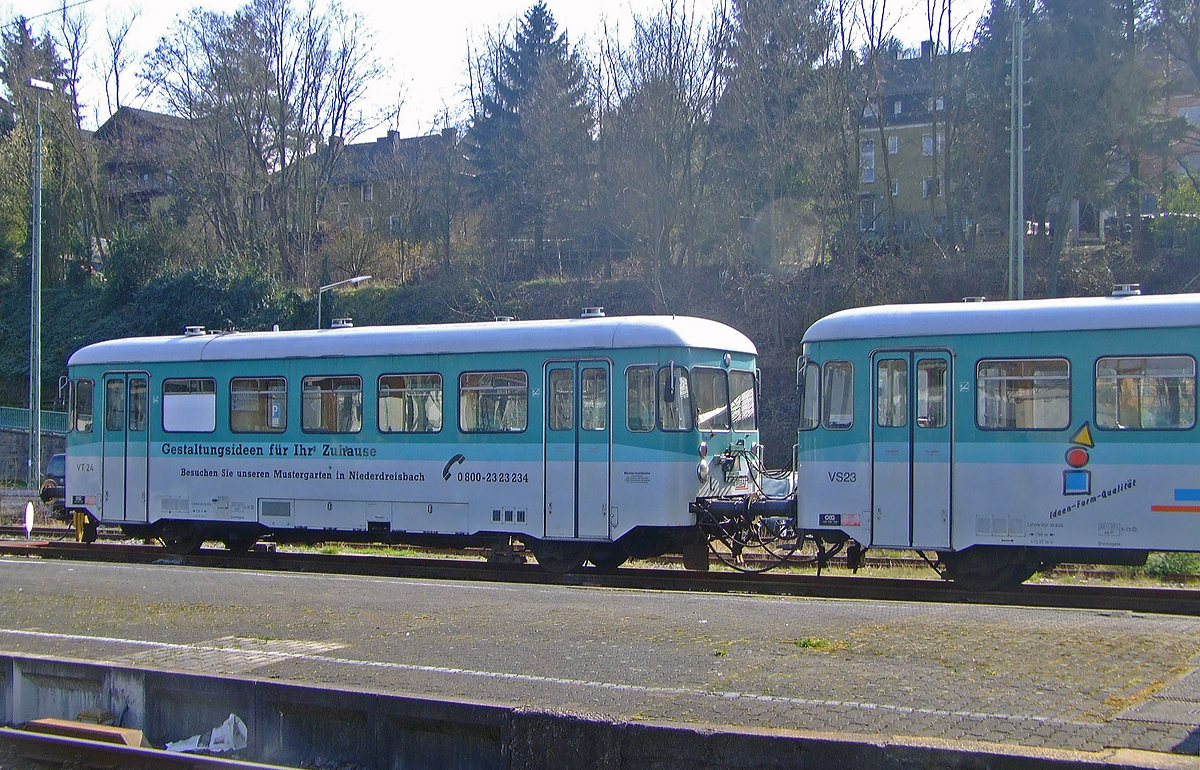 
VT 24 mit VS 23 der Westerwaldbahn (WEBA) steht im Bahnhof Betzdorf am 25.03.2007. 

Die Unternehmen Gmeinder und Auw�rter lieferten die beiden Fahrzeuge 1968 (Fabriknr. 5443 und 5442) an die W�rttembergische Eisenbahn-Gesellschaft (WEG), die diese 1996 an die WEBA verkaufte. Bis 2009 wurden sie von der WEBA auf der Daadetalbahn (im Sch�lerverkehr) eingesetzt, im September 2009 wurden sie an die IGEBA Ingenieurgesellschaft Bahn in Krumbach verkauft. 

Der Antrieb des VT erfolgt durch zwei B�ssing-Unterflur-Dieselmotoren vom Typ U 11 D mit einer Leistung von je 154 kW (210 PS) realisiert, die �ber ein Getriebe vom Typ Voith 501 je eine Achse antreiben. Die H�chstgeschwindigkeit betr�gt  65 km/h. 

Nach der Stilllegung der Unteren Kochertalbahn wurden die beiden Dieseltriebwagen T 23 und T 24 der WEG an die WEBA verkauft. Beide Triebwagen wurden im Gmeinder-Werk modernisiert, dabei wurde der Triebwagen T 23 zum Steuerwagen VS 23 (nun ohne Motor) umgebaut, der Wagen T 24 wurde in VT 24 umgezeichnet. 
Die Garnitur wurde auf der Daadetalbahn zwischen Betzdorf und Daaden im Sch�lerverkehr eingesetzt.  Aufgrund der fehlenden Federung erwarben sie sich hier den Spitznamen  R�ttelplatte .