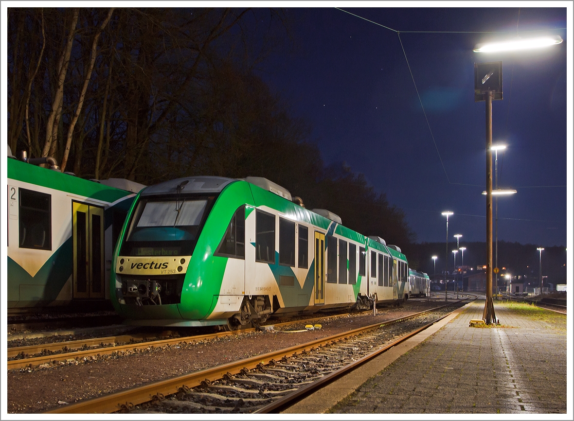 VT 253 (ein Alstom Coradia LINT 41) der vectus Verkehrsgesellschaft mbH hat Nachtruhe und ist am 16.12.2013 im Bahnhof Westerburg (Westerwald) abgestellt. 

Der LINT 41 (95 80 0648 153-4 D-VCT und 95 80 0648 653-3 D-VCT) wurde 2004 bei Alstom unter der Fabriknummer 1188-003 gebaut.