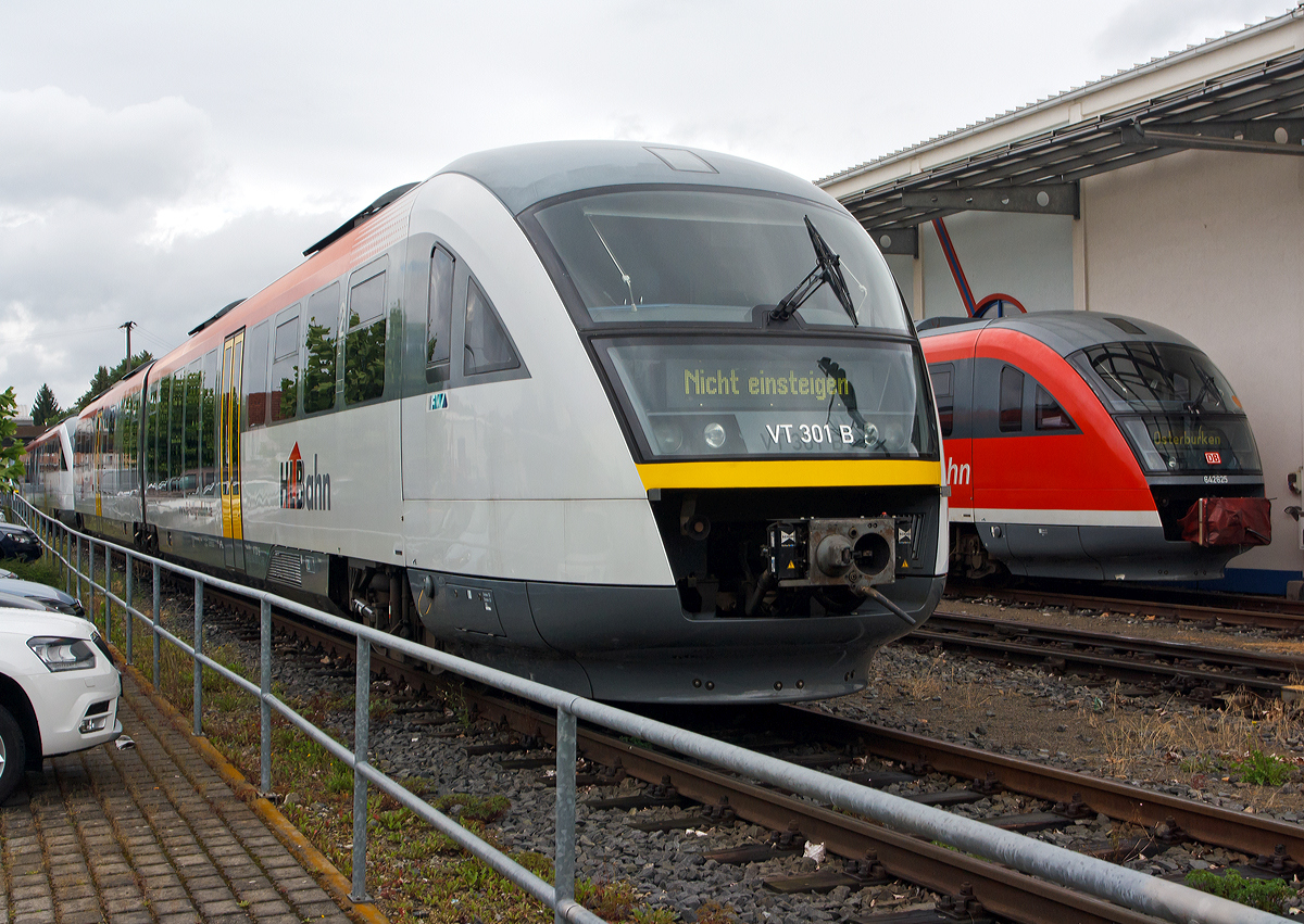 
VT 301 (95 80 0642 401-3 D-HEB / 95 80 0642 901-2 D-HEB) der (HLB Hessische Landesbahn) ein Siemens Desiro Classic abgestellt am 18.08.2014 beim Bf Schöllkrippen (Unterfranken). 

Der Verbrennungstriebwagen wurde 2005 von Siemens in Uerdingen unter den Fabriknummern 93873+93874 gebaut. Sechs dieser VT´s  setzt die HLB auf der Strecke zwischen Hanau und Schöllkrippen (sog. Kahlgrundbahn) ein.

Der Dieseltriebzug wird von zwei Sechszylinder-Dieselmotoren mit je 275 kW Leistung angetrieben. Diese befinden sich jeweils unter dem Hochflurbereich zwischen dem angetriebenem Drehgestell und dem Niederflurbereich. Ihr Drehmoment wird über ein hydro-mechanisches 5-Gang-Automatikgetriebe mit Anfahrwandler und integriertem Retarder auf das äußere Drehgestell übertragen (dieselmechanisch, hydraulischer Anfahrwandler).

Technische Daten: 
Spurweite:  1435 mm (Normalspur)
Achsformel:  B’(2)B’
Länge über Kupplung:  41.700 mm
Drehzapfenabständ: 2 x 16.000 mm
Achsabstände i. d. Drehgestellen: 1.900 / 2.650 /1.900 mm
Breite:  2.830 mm
Leergewicht  ca. 68,2 t
zul. Gesamtgewicht  88,7 t
Höchstgeschwindigkeit:  120 km/h
Sitzplätze: 123 (davon 13 Klappsitze)
Stehplätze:  90
Scharfenberg Kupplung:  Typ 10