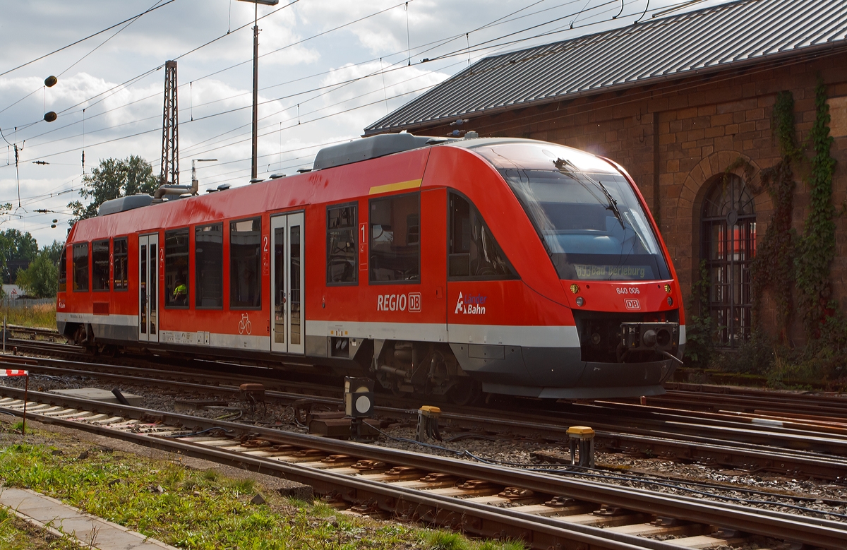 VT 640 006 ein Alstom Coradia LINT 27 der 3-L�nder-Bahn als RB 93 (Rothaarbahn) nach Bad Berleburg f�hrt am 21.09.2013 vom Bahnhof Kreutztal weiter in Richtung Bad Berleburg. Im Hintergrund der ehem. Lokschuppen von 1861 das �lteste Bauwerk auf dem Kreuztaler Bahnhofsgel�nde.
