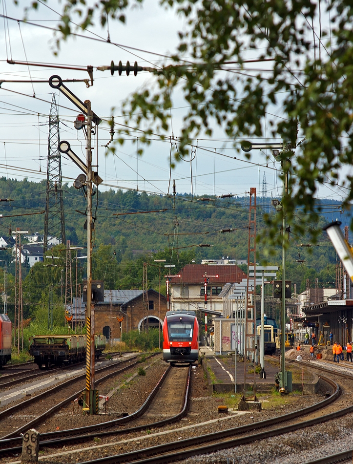 VT 640 029 ein Alstom Coradia LINT 27 der 3-L�nder-Bahn als RB 93 (Rothaarbahn) Bad Berleburg - Kreuztal - Siegen, f�hrt am 21.09.2013 vom Bahnhof Kreuztal weiter in Richtung Siegen. 

 Im Bahnhof Kreuztal wird gerade das Gleis 1 neu ein geschottert, auf Gleis 2 ist die V60 - 261 671-2  der Aggerbahn (ex DB V60 671) mit Seitenkippwagen. 

Im Hintergrund das Reiterstellwerk Kreuztal Nord (Kn) und (links da  hinter) der ehem. 1861 erbaute Lokschuppen das �lteste Bauwerk auf dem Kreuztaler Bahnhofsgel�nde.