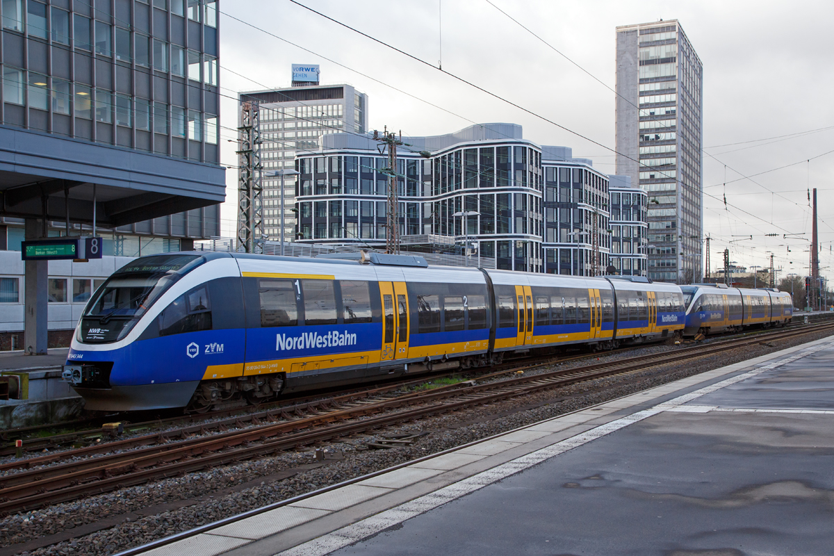 
VT 643 344 und VT 643 345, zwei gekuppelte dreiteilige Bombardier Talent mit diesel-mechanischem Antrieb, der  stehen am 08.02.2016, als RE 14  Der Borkener  (Essen – Bottrop – Dorsten – Borken), im Hauptbahnhauf Essen zur Abfahrt bereit. 

Die NordWestBahn GmbH (NWB) ist ein privates Eisenbahnverkehrsunternehmen, das seit dem Jahr 2000 im Auftrag verschiedener Aufgabentr�ger Schienenpersonennahverkehr auf Haupt- und Nebenstrecken in Nordwest- und Westdeutschland betreibt. Sie ist ein Tochterunternehmen der Transdev GmbH, Berlin, die wiederum zur franz�sischen Transdev-Gruppe geh�rt.