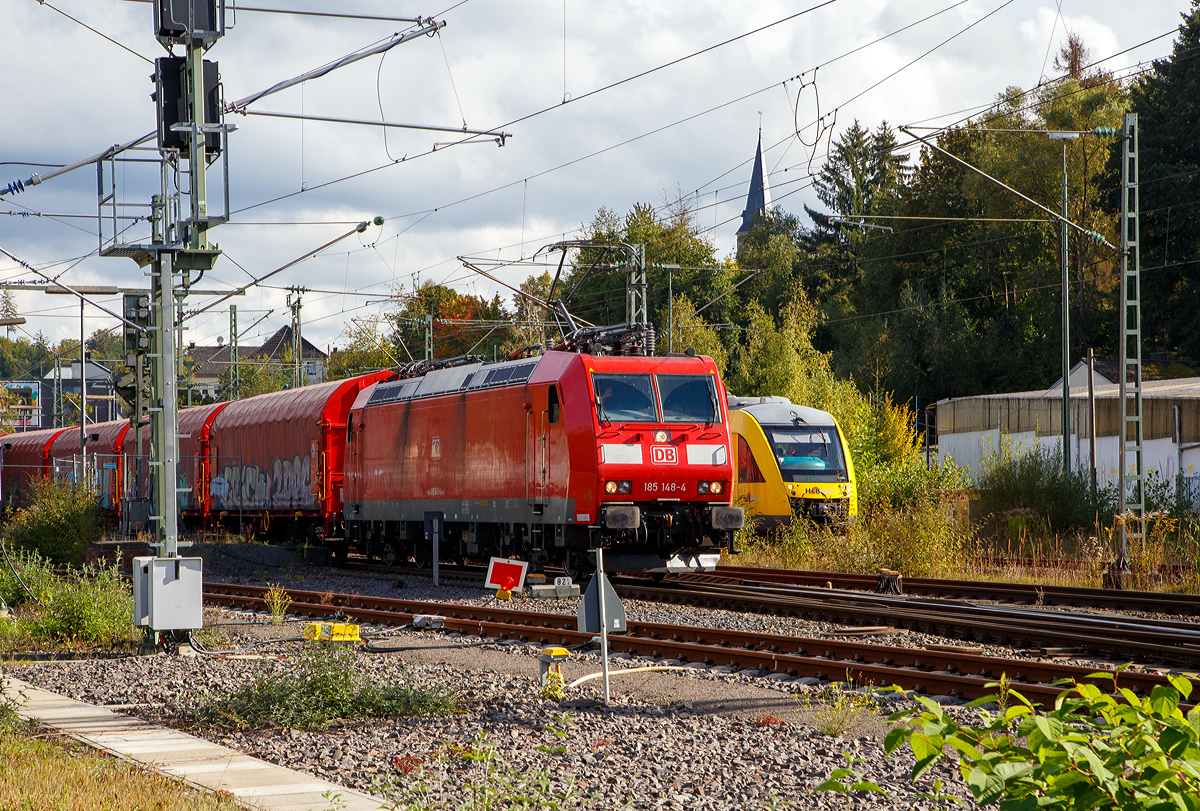 Während am 04.10.2021 hinten ein HLB LINT zum Tanken rangiert fährt die 185 148-4 (91 80 6185 148-4 D-DB) der DB Cargo mit einem sehr langen leeren Coilzug durch Betzdorf (Sieg) in Richtung Köln.

Die Lok hat die Zulassungen für Deutschland und die Schweiz.

Einen lieben Gruß an den Lokführer der 185 zurück, sorry vor Ort hatte ich die grüßende Hand nicht gesehen.