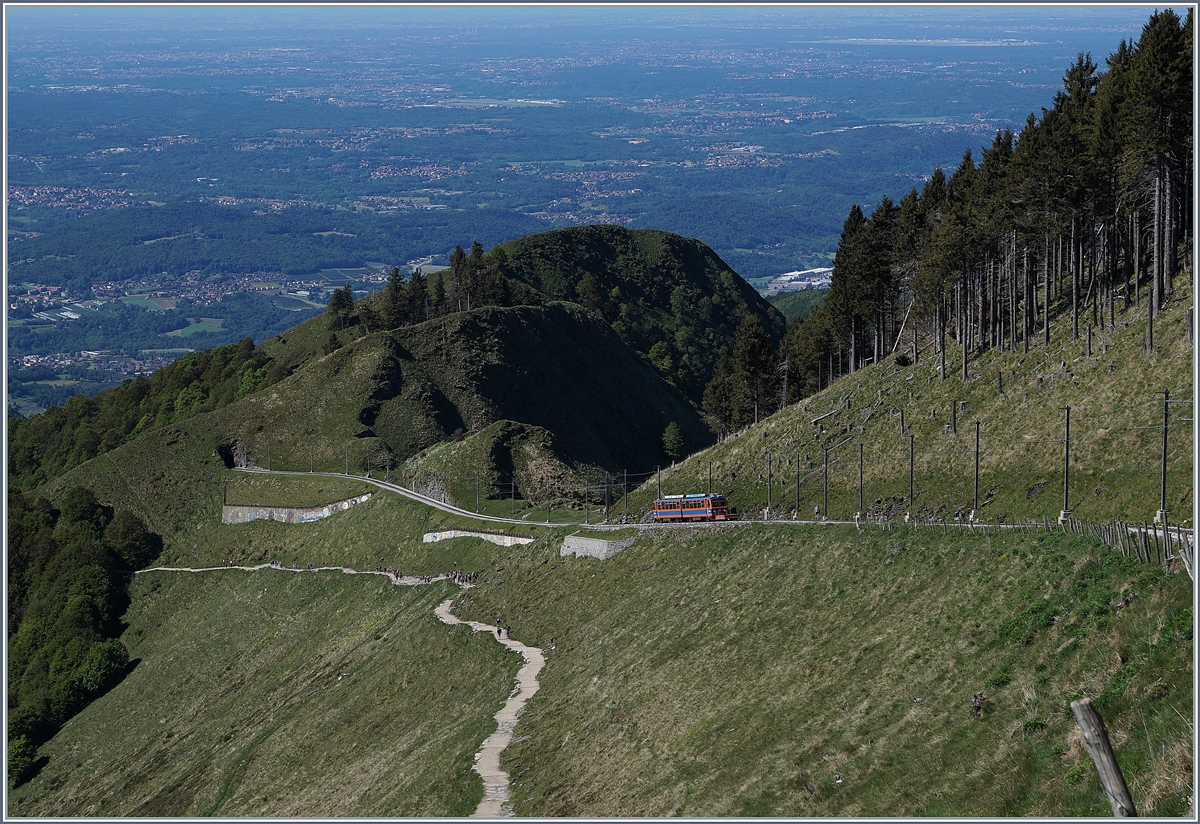 Während der Blick über die tief gelegene Po-Ebene gleitet, fährt ein MG Bhe 4/8 talwärts.
21. Mai 2017 