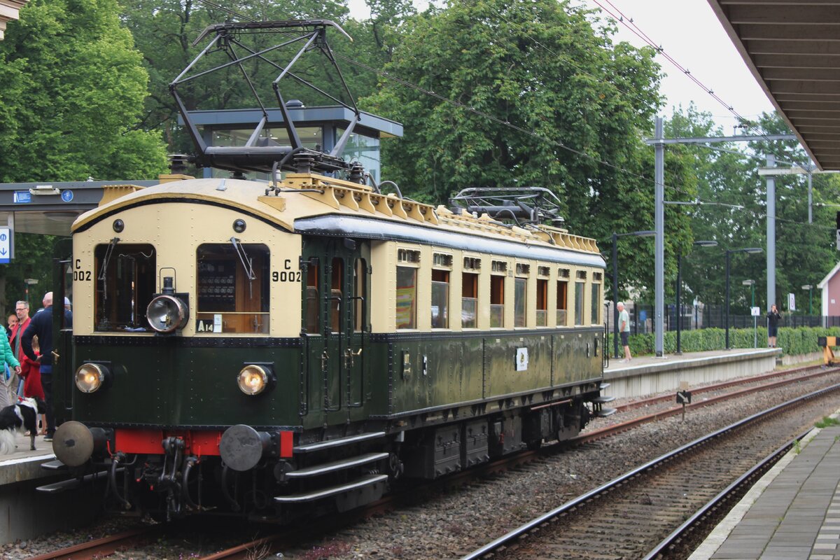 W�hrend ein Bahnhofsfest steht CREW2454 eigener Blokkendoos 9002 am 8 Juni 2024 in Baarn.