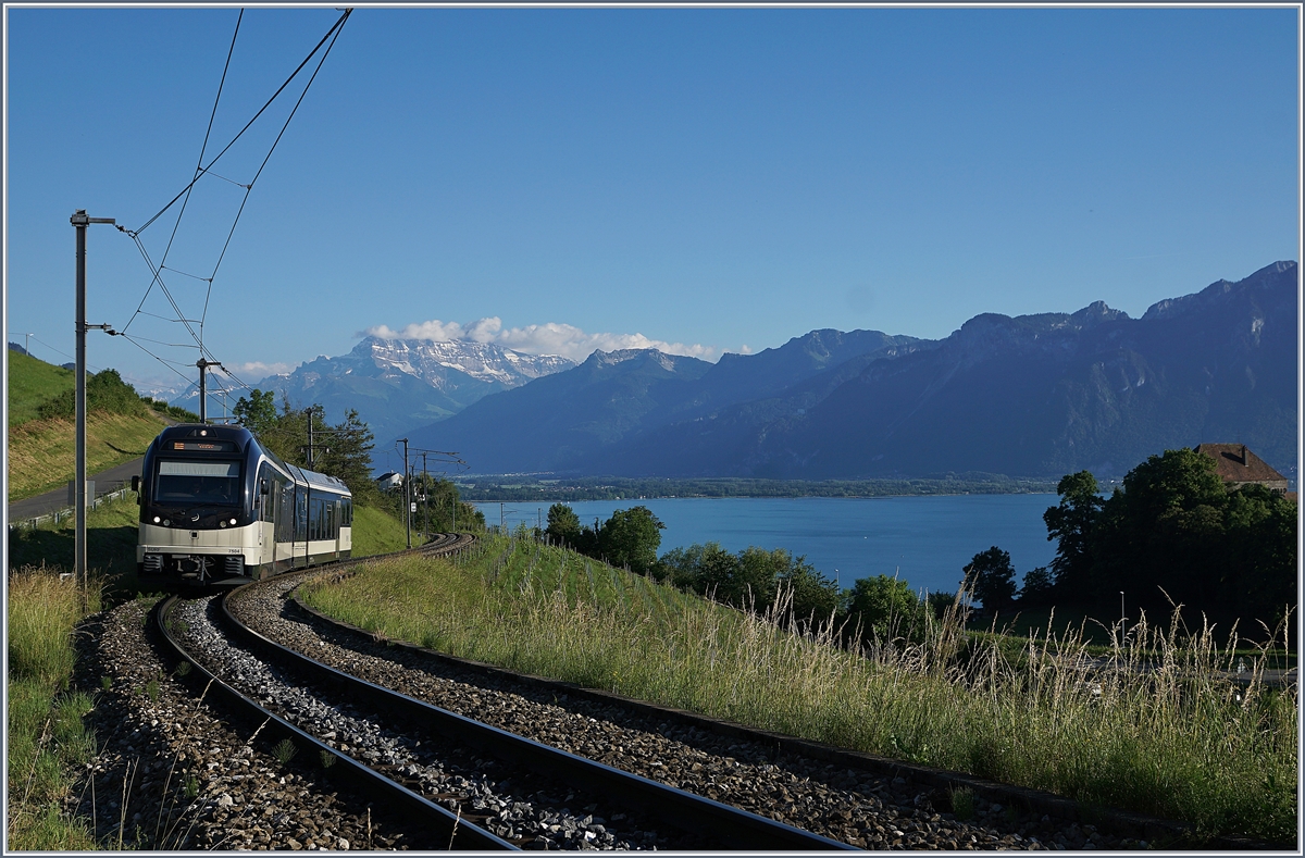 Während ein CEV /MVR ABeh 2/6 im Vorortsverkehr Planchamp erreicht, zeigen sich die Spitzen der Dents de Midi etwas verhalten hinter kleine Wolken. 

27. Mai 2020