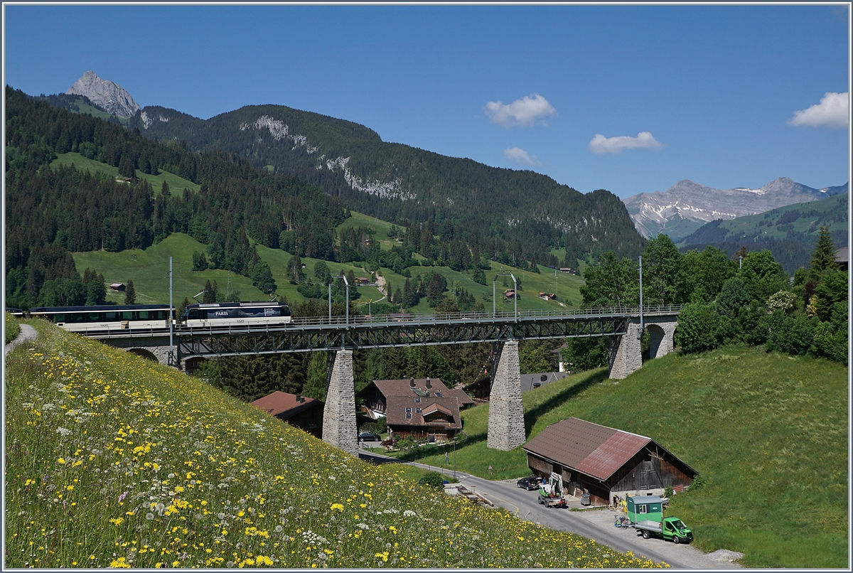 Während man bei den Züge aus Richtung Zweisimmen erst sieht was da kommt, wenn sie bereits auf dem Grubenbach Viaduk bei Gstaad sind, erspäht man die Züge aus der Gegenrichtung schon gut drei bis vier Minuten vorher kurz nach der Abfahrt in Saanen. Dies war bei der hier zu sehenden Aufnahme von Vorteil, denn die MOB Ge 4/4 mit ihrem PE 2118 als Komposition ohne Steuerwagen hätte einen schlechten Nachschuss abgegeben, so konnte ich kurzfristig die Fotostelle wechseln und den Zug von der Seite her fotografieren. 2. Juli 2020