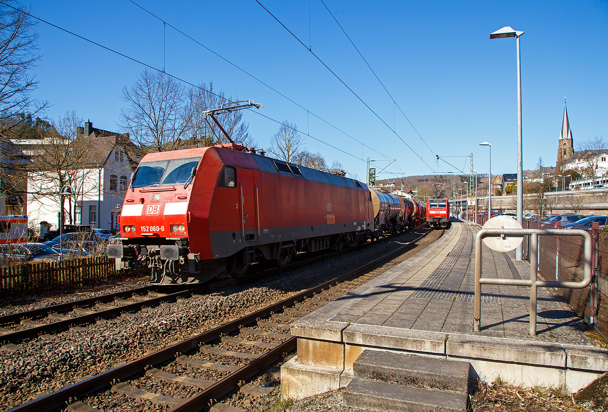 Während rechts die 146 003-9 (91 80 6146 003-9 D-DB) mit dem RE 9 rsx - Rhein-Sieg-Express (Aachen – Köln – Siegen) am 18.03.2022 im Bahnhof Kirchen (Sieg) hält, fährt die 152 060-0 (91 80 6152 060-0 D-DB) der DB Cargo AG mit einem gemischten Güterzug durch den Bahnhof in Richtung Köln.

Die Siemens ES64F (BR 152) wurde 1999 von der Krauss-Maffei AG in München-Allach (heute Siemens Mobility GmbH) unter der Fabriknummer 20187 gebaut, die Elektrik wurde von DUEWAG unter der Fabriknummer 91945 geliefert.