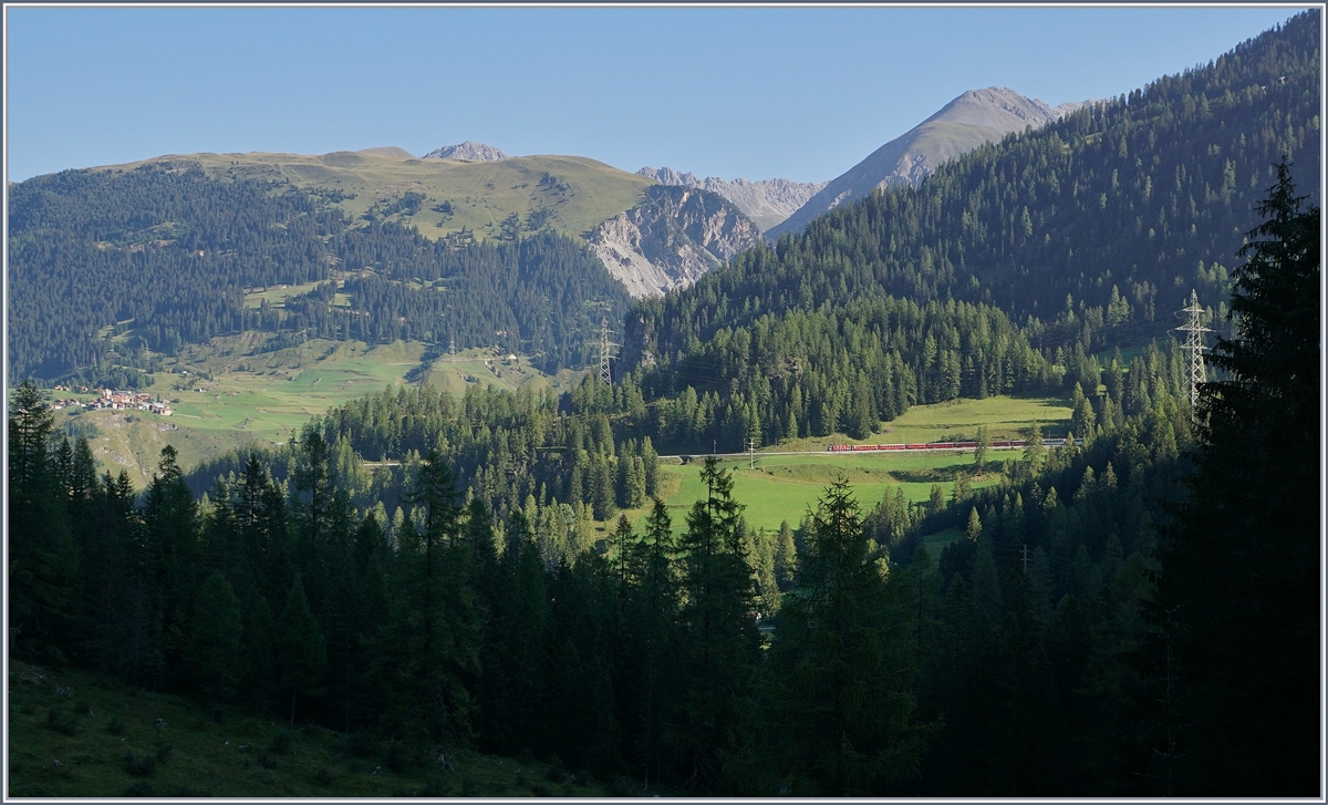Während die sich Bahnlinie von Bergün nach Preda Anfangs am östlichen Hang hoch windet, verläuft der Bahnwanderweg am westlichen Hang, so dass nur ein eingeschränkter Blick auf Strecke möglich ist, auf welcher mit Mühe ein Schnellzug nach Chur (mit Glacier Express Kurswagen nach Zermatt) zu erkennen ist.
14. Sept. 2016