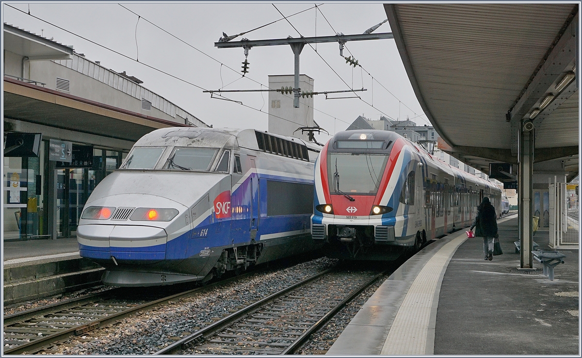 Während der SNCF TGV 6972 in Annecy auf die Abfahrt nach Paris Gare de Lyon wartet, steht im der SBB CFF LEX 522 219 als SL2 23425 nach Coppet bereit. 

13. Februar 2020