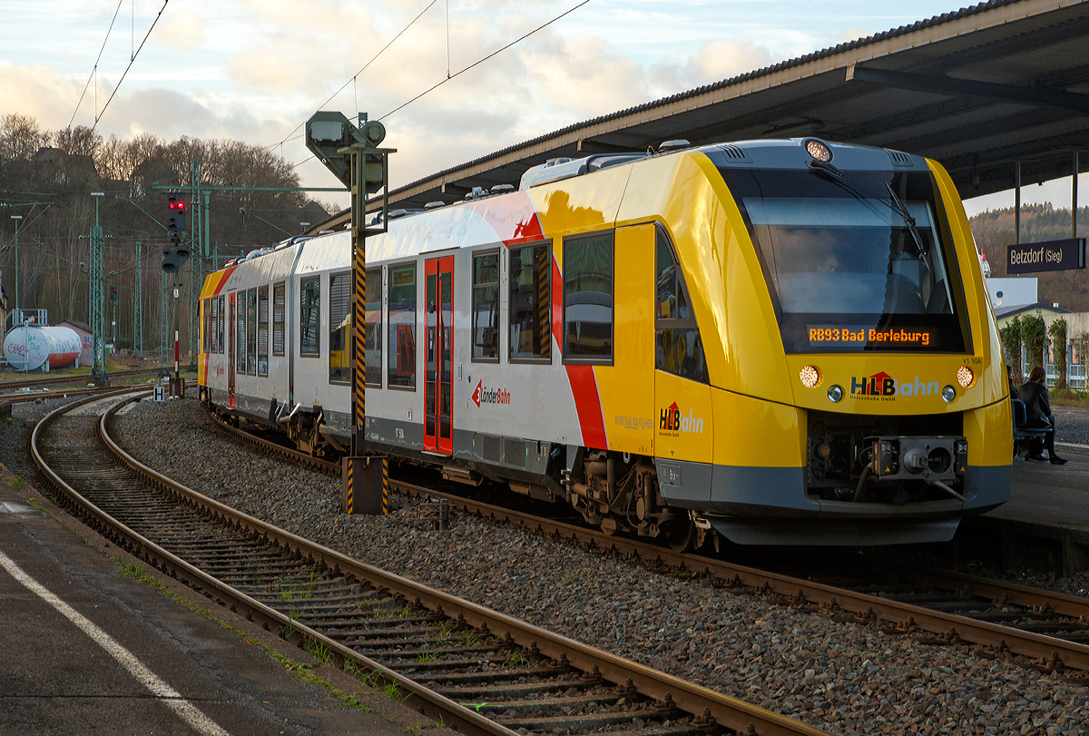 
Während um 15:31 Uhr der RE 9 vom Gleis 105 in Richtung Siegen weiter gefahren ist, steht nun schon auf Gleis 106 der VT 504 ein Alstom Coradia LINT 41 der neuen Generation (95 80 1648 104-5 D-HEB / 95 80 1648 604-4 D-HEB) der HLB (Hessische Landesbahn GmbH) als RB 93   Rothaarbahn  (Betzdorf - Siegen - Kreuztal - Bad Berleburg) zur Abfahrt bereit, die um 15:34 Uhr ist, bereit.  

Nun hat sich schon sehr viel hier geändert, an Werktagen bekommt man hier ständig in Motiv vor die Linse. 