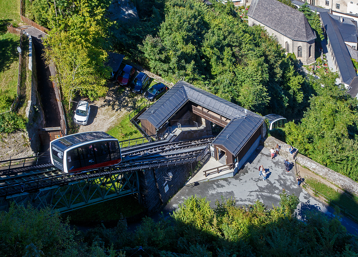 Wagen 2 FestungsBahn Salzburg auf Talfahrt oberhalb der Abtsche Ausweiche (Abtsche Weiche) bzw. der Mittelstation am 12.09.2022.