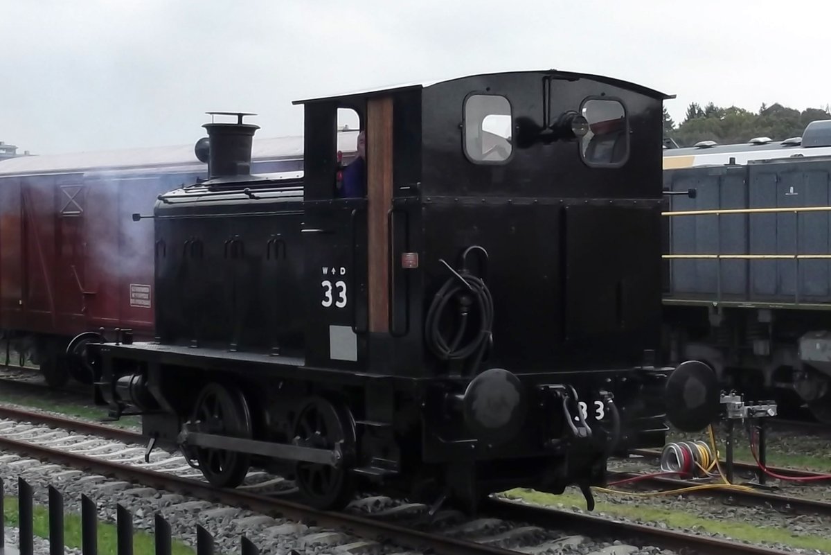War Department (700) 33 steht am 17 Oktober 2014 in Amersfoort. Nach den 2.Weltkrieg kaufte die Niederl�ndische Staatsbahn f�nf St�ck von dieser Rangierloks von das Britischen Heer. Eine davon ist als Museumslok ubrig gebleiben. 