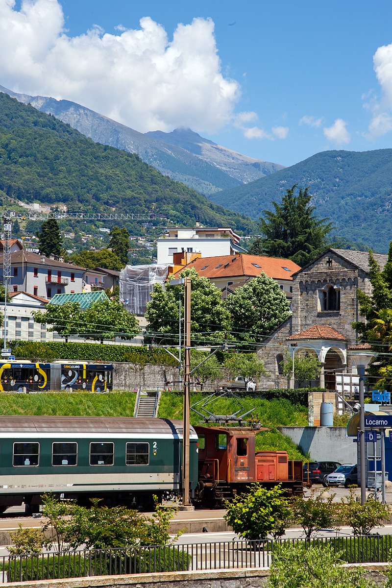 
Warum soll man für den Seeblick (auf den Lago Maggiore) gleich das Doppelte zahlen, wenn man eine solche Aussicht vom Hotelzimmer (Balkon) haben kann....
Blick von unserem Balkon des Hotelzimmers auf den Bahnhof Locarno am 22.06.2016. Hier steht gerade der SBB Rangiertraktor Te III 157 (97 85 3213 157 CH-SBB) mit einigen IC-Wagen.
