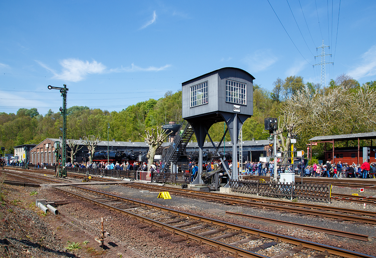 
Was des Veranstalters Segen, war des Fotografen großen Leid... 
Am 29. und 30.April 2017 feierte das Eisenbahnmuseum Bochum zusammen mit der Deutsche Gesellschaft für Eisenbahngeschichte (DGEG) ein Doppeljubiläum, „40 Jahre Eisenbahnmuseum Bochum und 50 Jahre Deutsche Gesellschaft für Eisenbahngeschichte“ mit einem gemeinsamen Festwochenende.  Das Motto hieß  Ost trifft West  man zeigte die parallel laufende Entwicklung von Lokomotiv- und Schienenfahrzeugbau bei der Deutschen Bundesbahn und der Deutschen Reichsbahn. 

Hier am 30.04.2017 war bei bestem Wetter sehr hoher Besucherandrang. Ein Blick auf den Ringlokschuppen vom Eisenbahnmuseum Bochum-Dahlhausen und davor das markante Stelzenstellwerk Dmf (ehemals Köln-Mülheim Mr).
